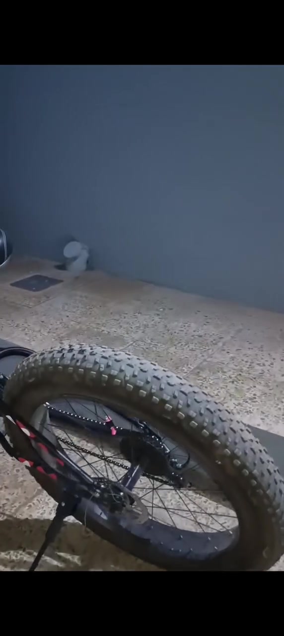 السلام عليكم و رحمة الله و بركاته 
Vlra land rover folding mountian bike 26"
بايسكل جبلي دبابة لاند روفر مستخدم نظافة 85% 
بايسكل حجم الشاصي مالته 26 و حجم التايرات 29 
يتحمل اوزان فوگ 150 كيلو 
بريكات ديسك
دبلات امامي و وسطي ( تحت الكرسي ) 
بايسكل معدن حديد بس سلس و خفيف بالمشي و رزن 
طسته ناعمة و كرسي مريح طبي اني مشتريه وحده 
مكينة 3 امامي و 7 خلفي 
لونه اسود مطعم احمر و ابيض بالوسط 
شغال و كامل
سعر 215 الف و بيه مجال 
مكان جانب الأيمن حاوي الكنيسة
للتواصل خاص او على الرقم ***********

بيه ملاحظة وحدة الشاصي بيه فطر صغير عالجناه باللحيم يم حداد شاطر و صبغناه و تاخذه شرط الفحص
