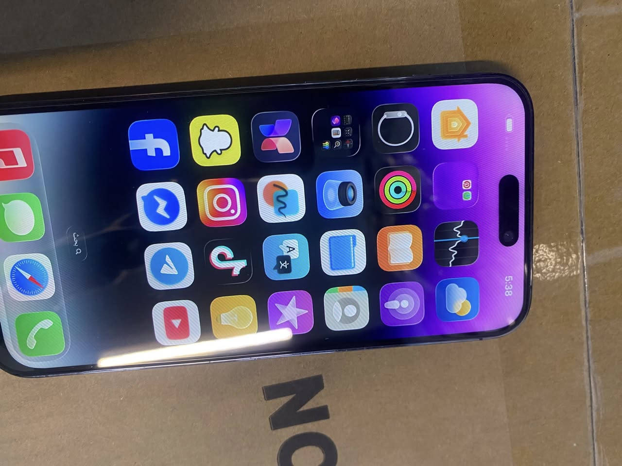 السلام عليكم✨
ايفون 14برو ماكس 
مبدل فقط شاشا GX وانطي بيها ضمان
تك سيم
ذاكرا 256🔥
بطاريه81🔋قطاره
سعر 500قفلللل
شراي تواصل واتساب فقط 🔥
***********
