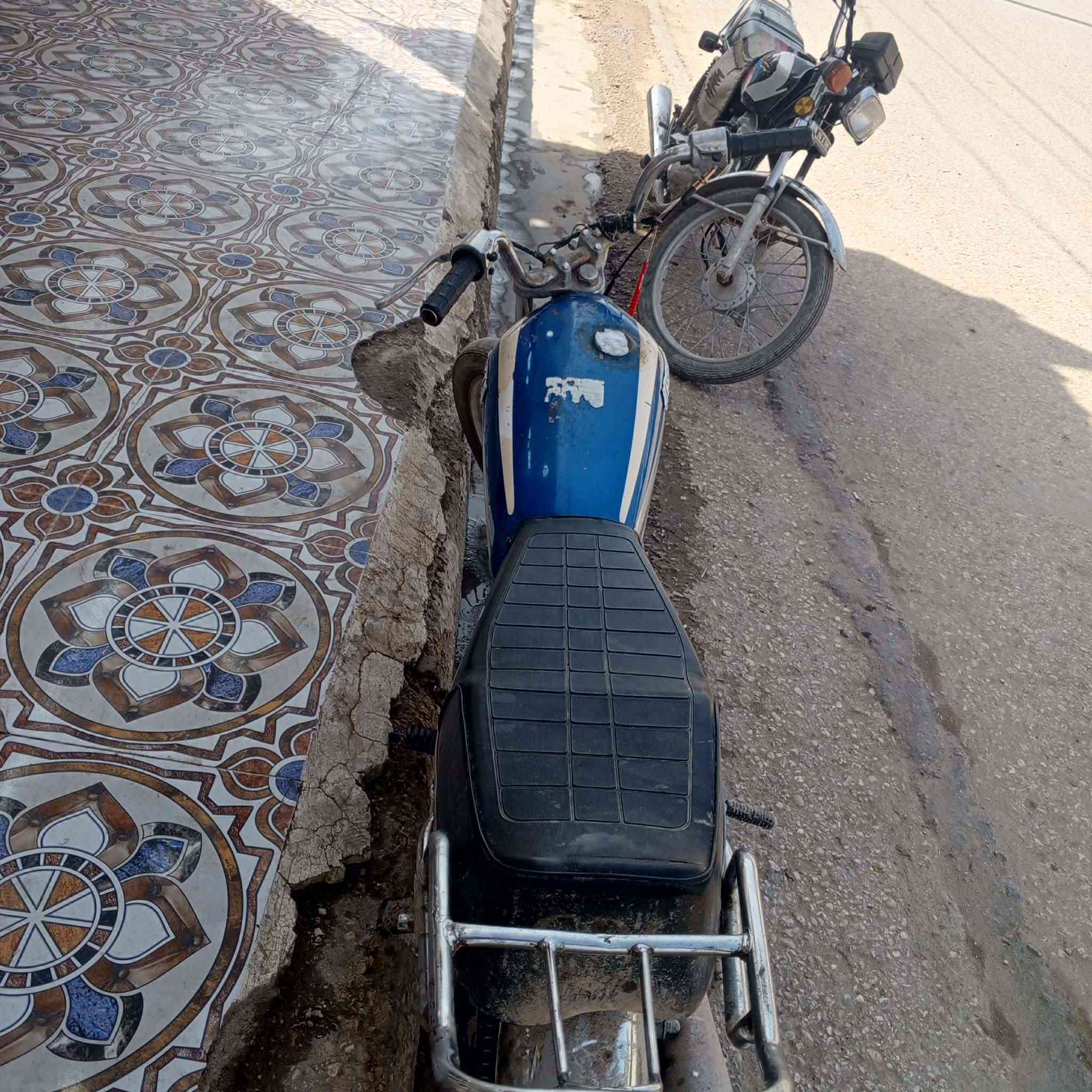 لسلام عليكم دراجه رشه وراق أصولي لبيع لسعر 300وبيه مجال مكانه كربلاء طوريج شارع40 رقم مبايل ***********
