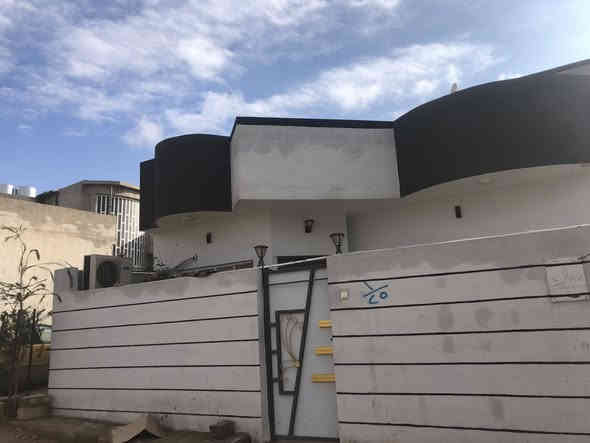 السلام عليكم بيت معروض للبيع
منطقة حي الملايين الثانيه يبعد عن شارع ٤ دقائق
بيت ركن مساحة بناء 160 بناء كامل
غرفتين+ممرات ثنين+هول+صحيات+مطبخ حار وبارد ومخزن+ استقبال
سعر البيع 90
رقم تواصل ***********
