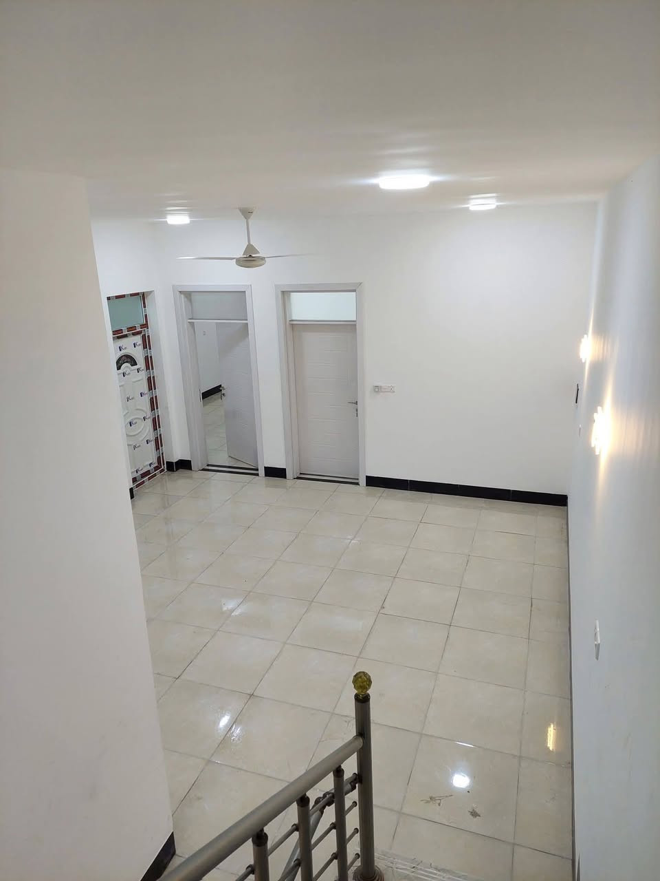 للبيع فقط مشتمل  في حي الشهداء شارع جامع الشمري شارع ٢٠ مساحه ١٥٠ بناء طابوق متكون ٤ غرف نوم صاله ٢ مطبخ واستقبال وصحيات ٣ للاستفسار اكثر ع الارقام ***********
