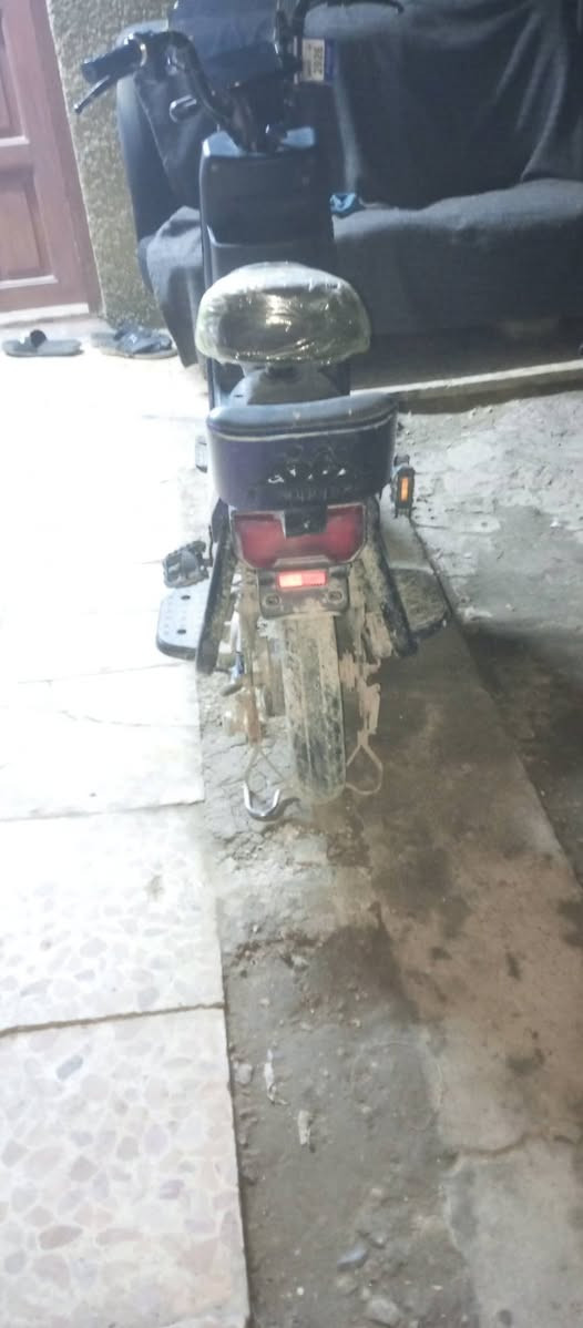 سلام عليكم عندي هاي الدراجة بطارياته نص عمر نضيفه وكامله للبيع السعر 250 مكاني بغداد  حسينية الراشدية للتواصل رقمي ***********
