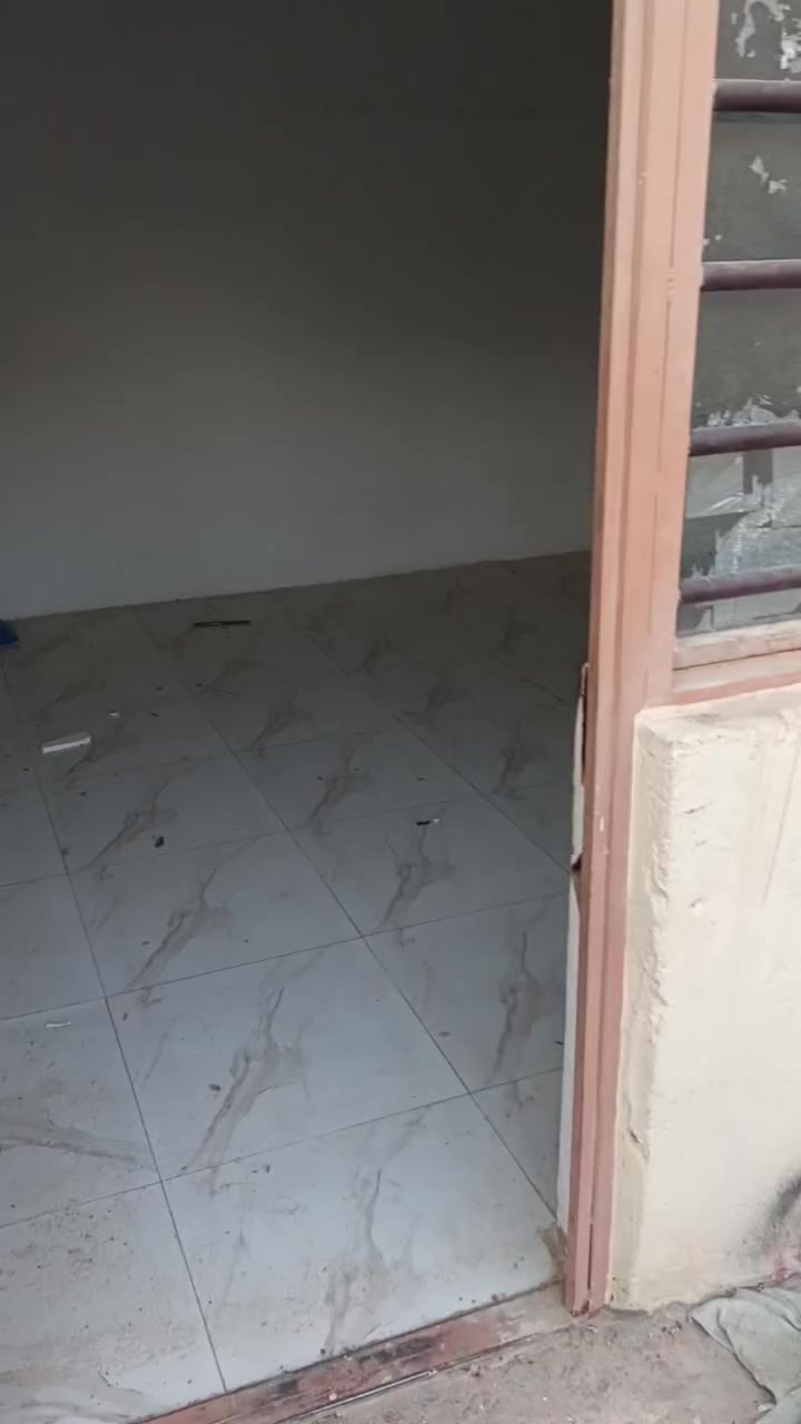 بيت الايجار 200متر قرب الاميرات وجامعة الكفيل شارع 60 العرضي يجار300   رقم***********
