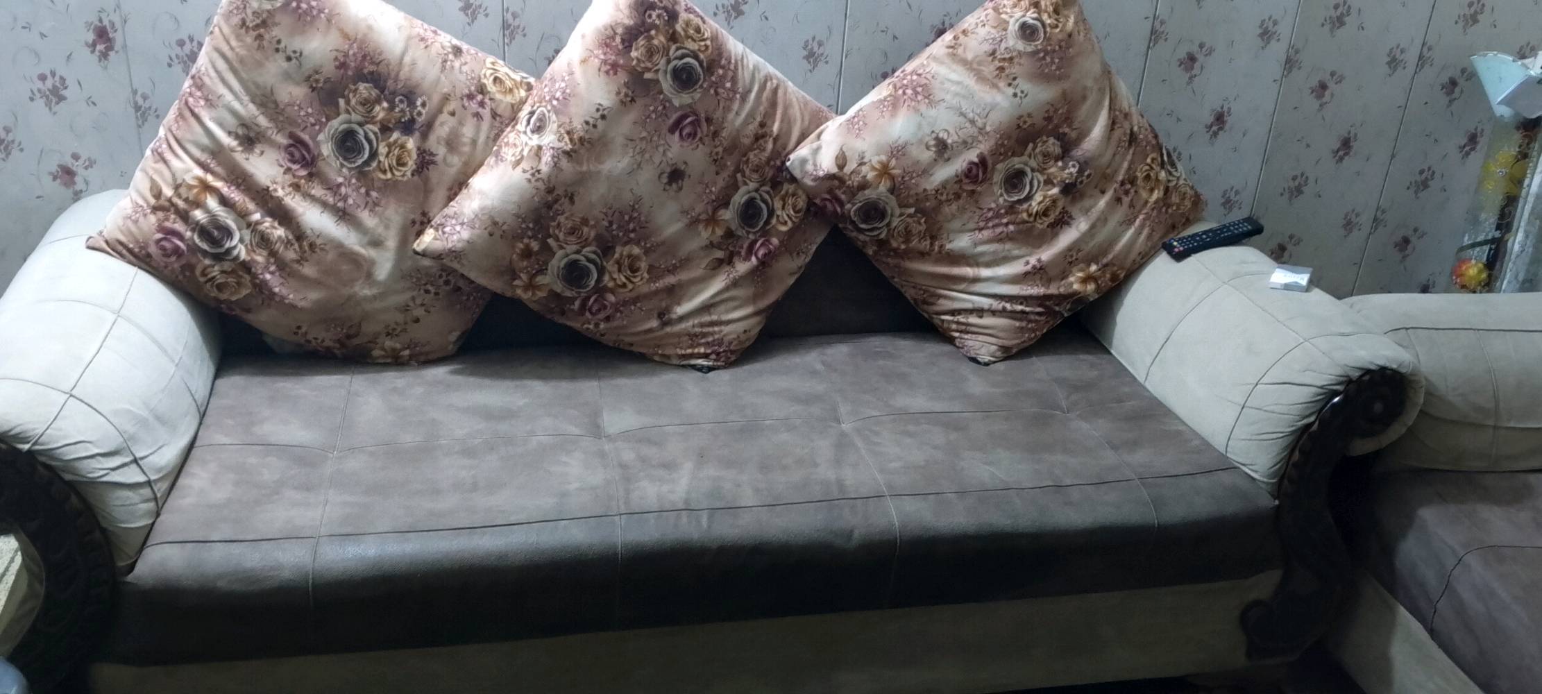 هذا الكنب مودرن ومريح، بلون بني فاتح ورصاصي، ويأتي مع ثلاث مخدات بزخارف ورد. مناسب لغرفة المعيشة ويضيف لمسة أنيقة للديكور. الكنب بحالة جيدة ويمتاز بمتانة مواد تصنيعه.