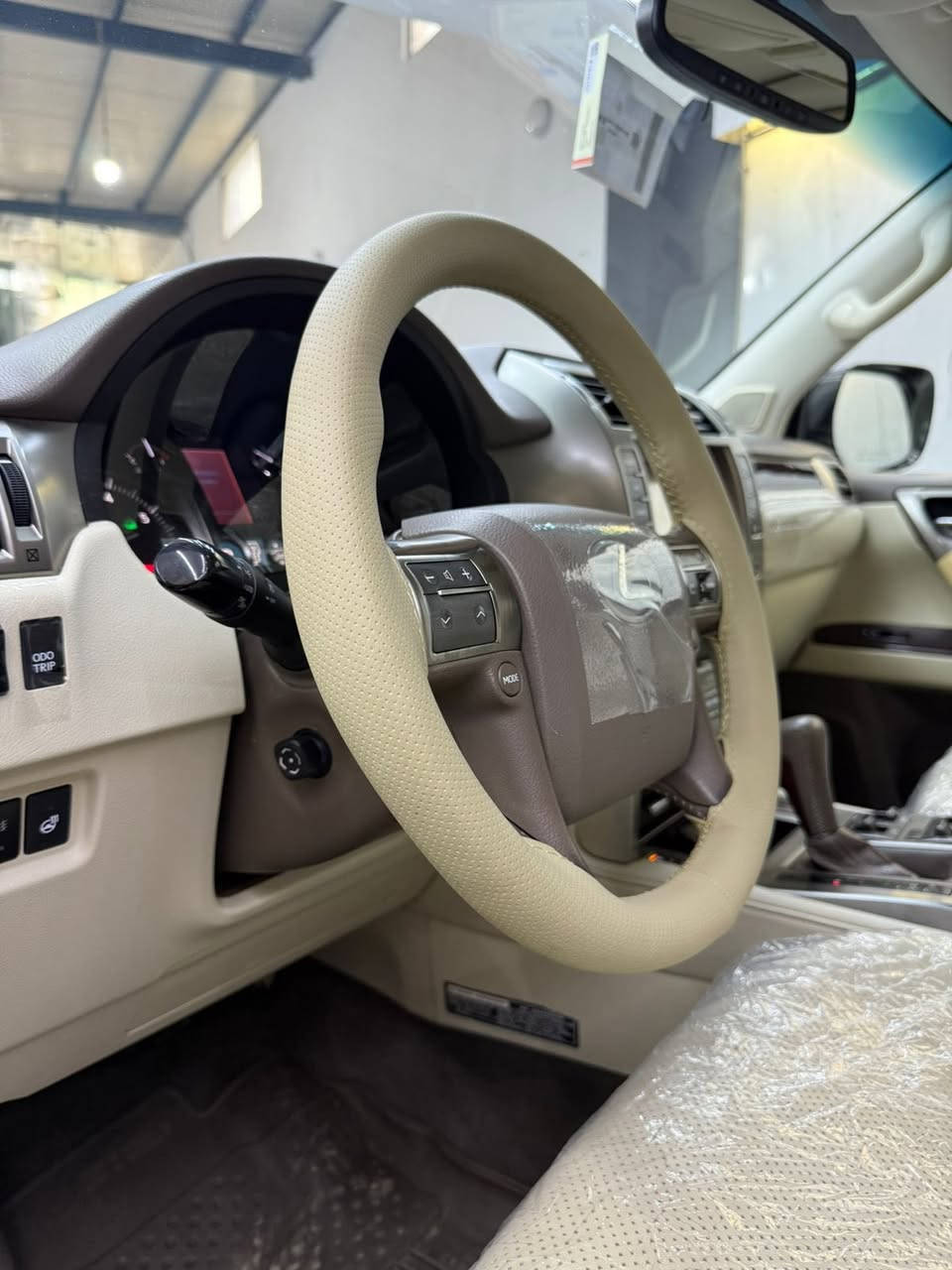 ﷽
LEXUS GX460 2017
▫️ليگزسGX460 موديل 2017 فول مواصفات ١/١
~~~~~~~~~~~~~~~~~~~~~~~~~~~~~~~
مكان🌇: سليماني                     سعر💵:308$🔐
تليفون☎️:*********** ::: ***********
~~~~~~~~~~~~~~~~~~~~~~~~~~~~~~~
▫️محرك V8 4.6L تمانية سلندر
🔹گير و محرك بشرط مامفتوح 📦
🔹بدون صوت و بدون صرف و خلل بشرط فحص
🔹ماشية 77 الف حقيقي بشرط
🔹سيارة جديد كل على وضع بيلادي جديد 📦📦

▫️سيارة جديد جديد
🔹مابي بارد مابي شخوت مابي رصعات 
🔹بيها (( بص واحد جملغ كلير )) بدون داخل بشرط
🔹سيارة جديد حيل حيلوة جديد

▫️مواصفات فول مواصفات
( بصمة - فتحة -  - رادار - داخل بيجي - جگات تسعد و تنزل - كشن جلد - كشن تتفيئة و تبريد - كشن و ستيرن خزن - كشن VIP - ستيرن هيتر - تبريد مركزي - نيزامي ئيكو و سپورت - ٧ راكب - حصاص أمامي و خلفي - مراي شفت - بغاغ لايت - ليد - زينون - بعد هواي مواصفات )

◽️محرك كير  بشرط مامفتوح
سياره حيل نظيفه كلشي علي بلاد لوك
بسميً السنويه بشرط تحويل و خرامه
سياره مابيها دينار مصرف كامل من كل نواحي

◽️نظافه ١٠٠٪؜ كامل سيرفس بدون نقص و بدون مصرف سياره اي نقص مابيها 
4 أيطارات جديدة تحتها 
تاير و ويل بيلادي شريكه 

نفسي يوم /تحويل و كاله حاظر
مكان / داخل سليمانيه🌆
