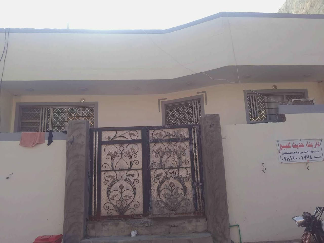 دار للبيع مساحه 100 بناء حديث الموقع خلف مستشفى بلدروز العام مكون من هول و مطبخ وصاله وغرفه انوم وصحيات وترك وبيتونه كبيره الاستفسار على رقم ***********
