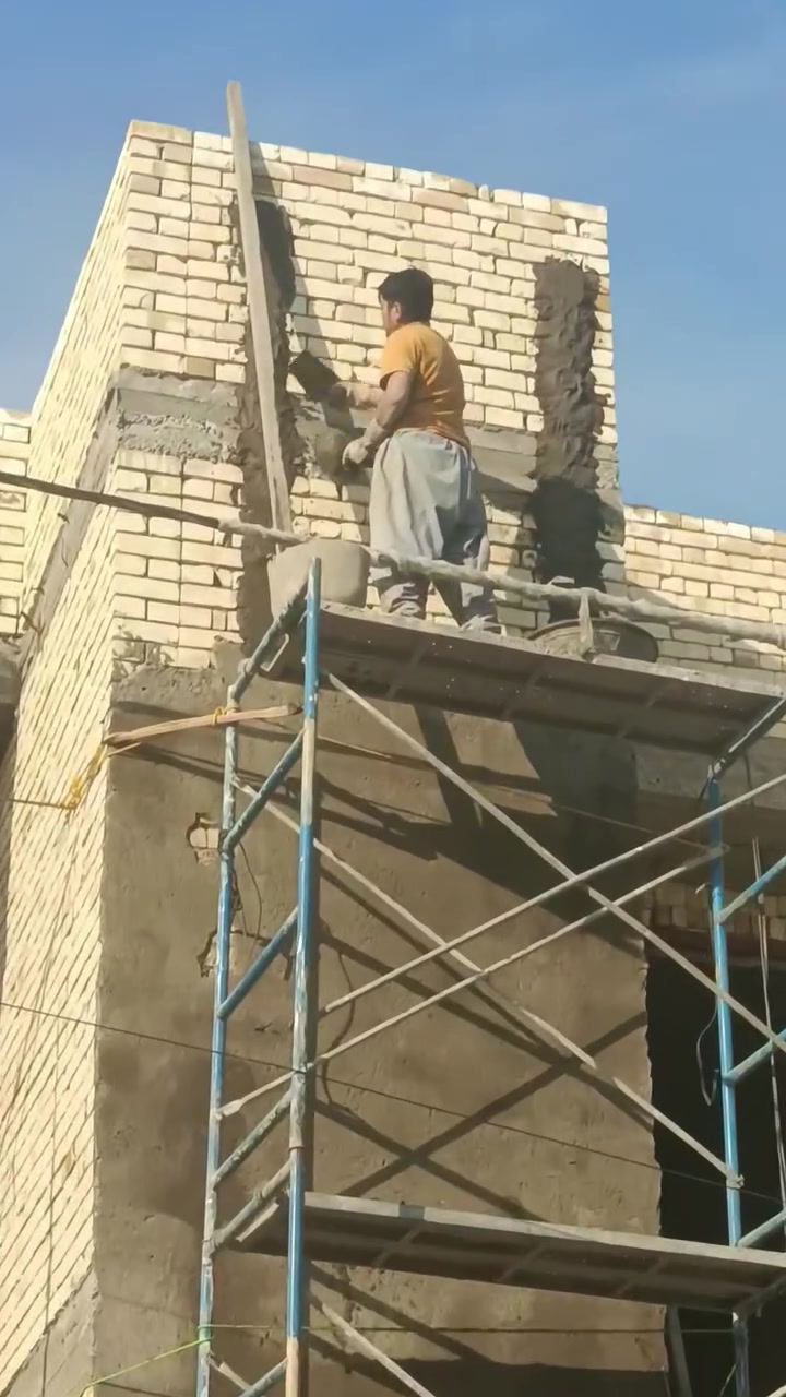 مستعدون لبناء البيوت والحسينيات وكذلك اعمال التشطيب من ماء ومجاري الى الجص والبورگ وكذلك اعمال البسيراميك والبورسلين والمرمر وبأيادي محترفه وفقا للتصاميم الحديثه ...عملنا يتميز بالدقه والسرعه ووفق التندر الذي يقدمه صاحب العمل وبعقد قانوني لضمان حق الزبون وحقنا ...فقط اتصلو بنا على الرقم ***********
