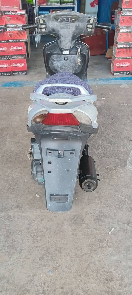 إسلام عليكم أحبتي دراجه ماكس 140 نضافه خير من الله مثل متشوف بل صور مكينه ناعمه سلف وهندر نكره كلشي بيه شغال السعر ٤٠٠ وبيه مجال العنوان الكماليه حي زهراء الاتصال او مراسله ***********
