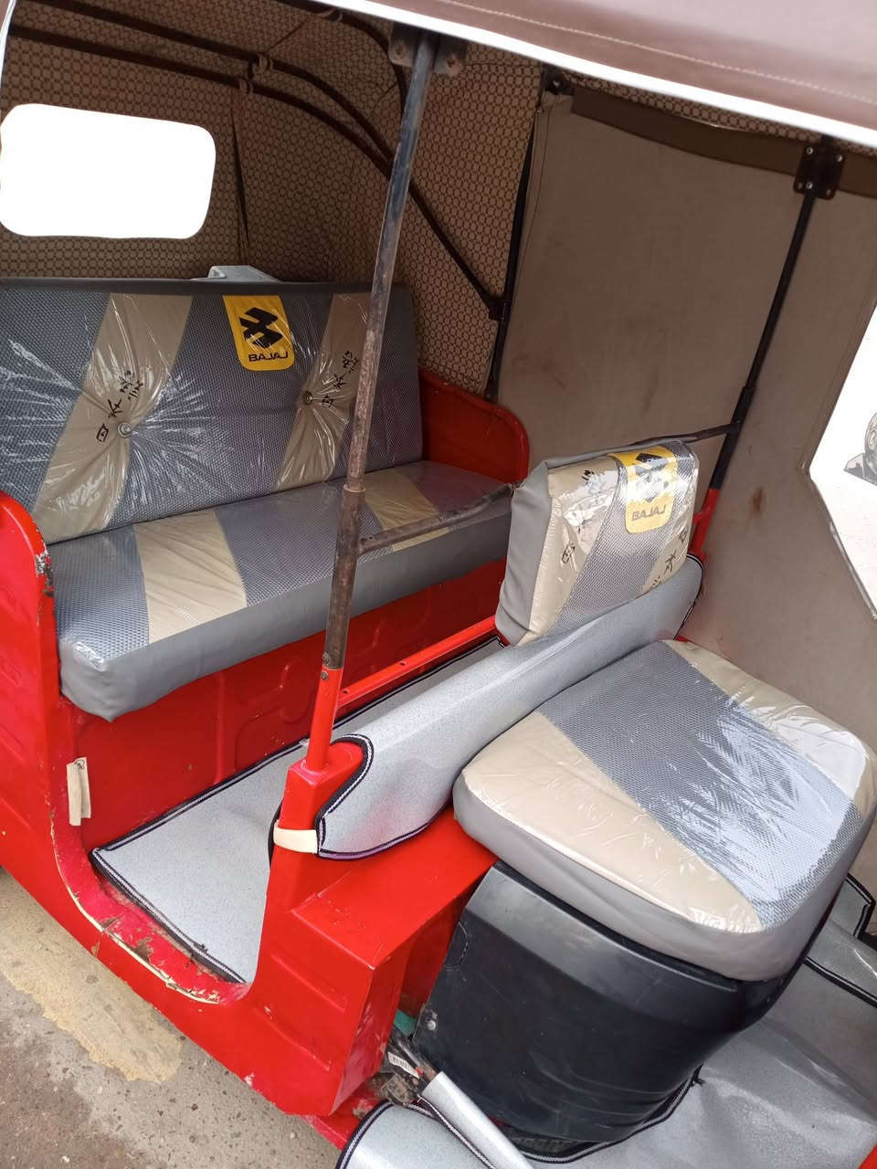 السلام عليكم تكتك2018 باجاج للبيع
مكينة 20  رقم انكليزي  كهربائيات ميكانيك سمكرة كلها فول صبغ عام للجمالية بدون ضربه  تخم تايرات وبنزات بريك جدد تكتك مال عيشه شغل وطلع وبيها كاعيات  تفصال جدد  وبرده  وجادر جديد 
وينه فقير تكتك مال شغل
 السعر 4 ملاين و750 قفل بدون عملة رجاا 
واتساب او خاص مكاني بغداد الغزالية ***********
