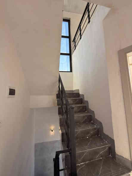 سلام عليكم دار للبيع في حي البكر قرب شارع الاطباء مساحة : 88 / واجهة : 8 / عمق : 11 / سند طابو مالك صرف شرط التحويل وشرط التملك بناء 2024 يوجد تصوير اساس الدار من التربه الى ماخلص والدار متعوب عليه حيل من ناحيه المجاري والكهرباء والبورسلين والسراميك واضبط مواد مالته تسليم مفتاح 🔑 طابيقن ط1 / مطبخ + استقبال + غرفه نوم + صحيات 
ط2 / 3 غرف نوم + صحيات + بيتونه كبيره 

للاستفسار اكثر الاتصال على الارقام الاتيه 
***********
***********
