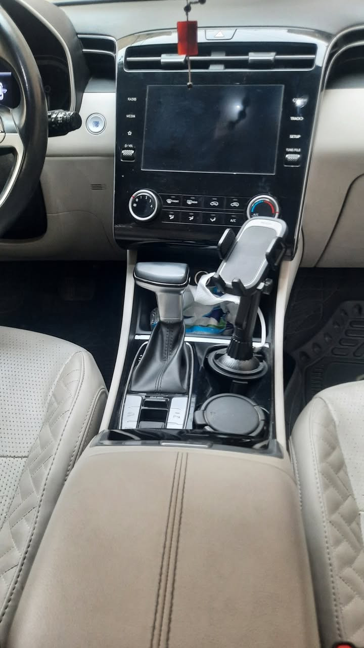 السلام عليكم 
للبيع توسان خليجي  2023  بانوراما ويل 19 
بصمة تشغيل عن بعد 
ماشية 28 الف  بيها رصعات اثنين مسحوبة per 
بغداد - الكرخ 
السعر 220 بيها مجال بسيط 
للاستفسار  الاتصال بالرقم  ***********
