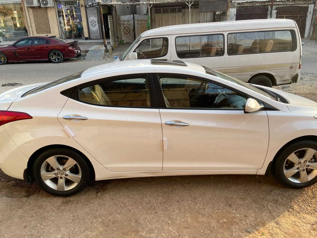 السلام عليكم ELANTRA  موديل 2014 
فول مواصفات 1/1 خليجي 
محرك 2000 دوش كير محرك خير من الله السيارة تخم تاير منضومة مي صالي يومين شادهن شرط التاير انتاج 26 وراديترات جدد تبريد ثلج شرط ❄️
ماشية 116 km شرط ب120 دك جرس 🔔 ممشى بلادي صدر امامي نفض كلة جديد تخم اذاين جدد ومشط ستيرن جديد دواخلها بلادية حت الكاعية بعدها كاربت ممدوشمة منضومة زنون شادلها بيها ضمان سنة 
مكاني : بغداد حي اور 
رقمي : *********** 
ملاحضات : مكفولة من ضربة وتبديل وصبغ عدا تكحيل كارت كد شبر فقط 
السعر : 117 وبيها مجال
