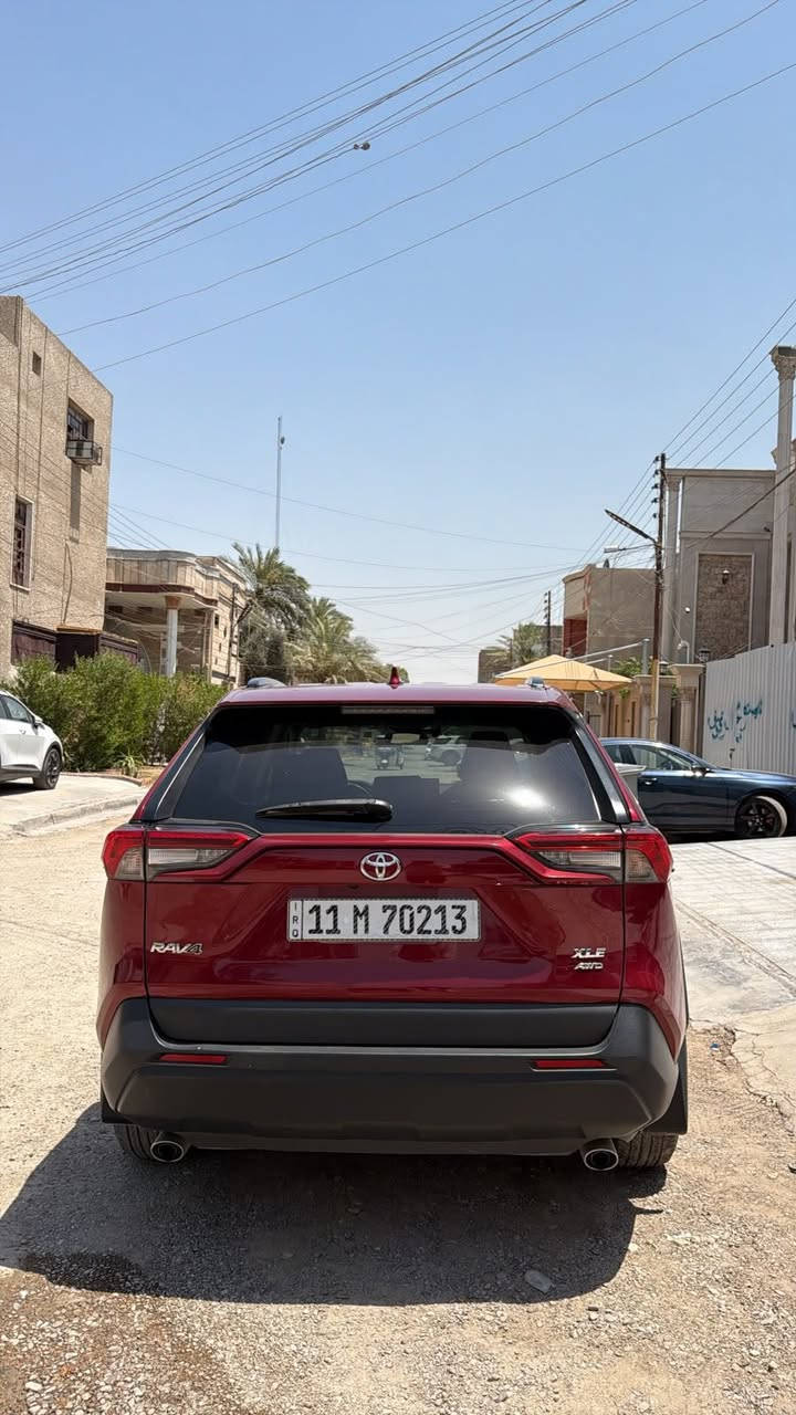 السلام عليكم
Rav 4 2021 xle 
محرك 2500 بانزين 
فول الفول 
رقم بغداد باسمي تحويل ثاني يوم 
مواصفات 
شاشة/ كامرة / فتحة سقف / كشن كهرباء تدفئة / صندوك كهرباء / فور ويل / مودات قيادة / بصمة تشغيل وبصمة ابواب 
السيارة فول مواصفات 
ماشية 40الف 
حادث السيارة دعامية امامية صبغ فقط 
بيها بارد بالبنيد وبارد بالجاملغ 
السيارة بدون قطرة صبغ عدا الدعامية 
ايرباك ستيرن 
سعر السيارة 195$ وبيها مجال بسيط للشراي 
مكاني بغداد البنوك 
اي استفسار اتصل 
***********
