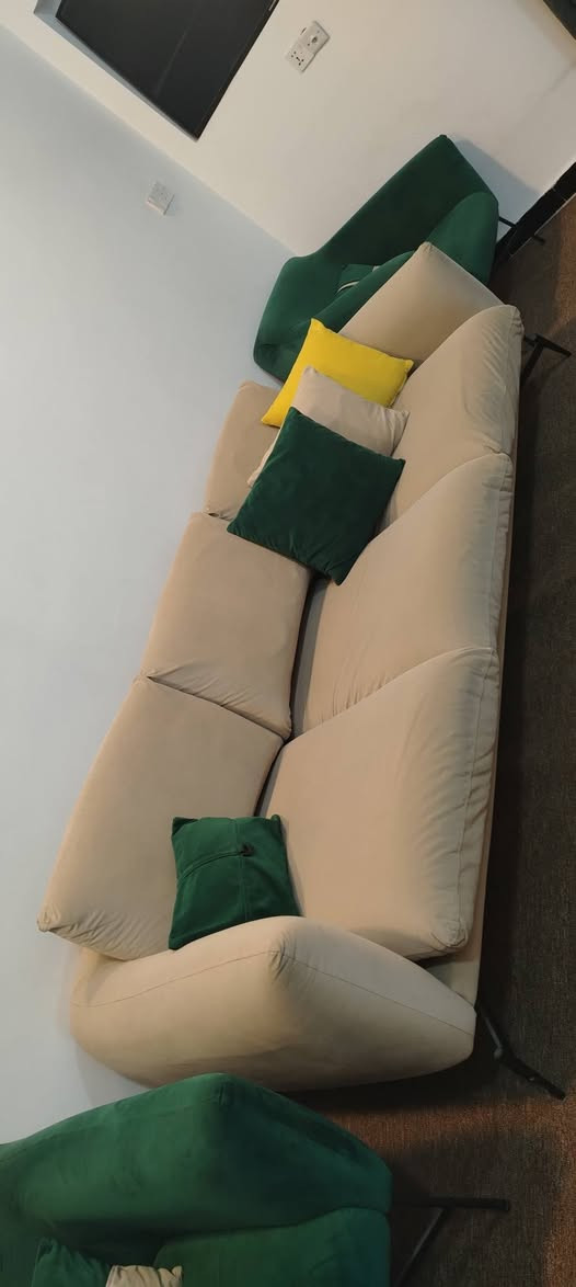 تخم نضيف 10مقاعد واسعه السعر 550 مكان حي الجهاد للاتصال ***********
