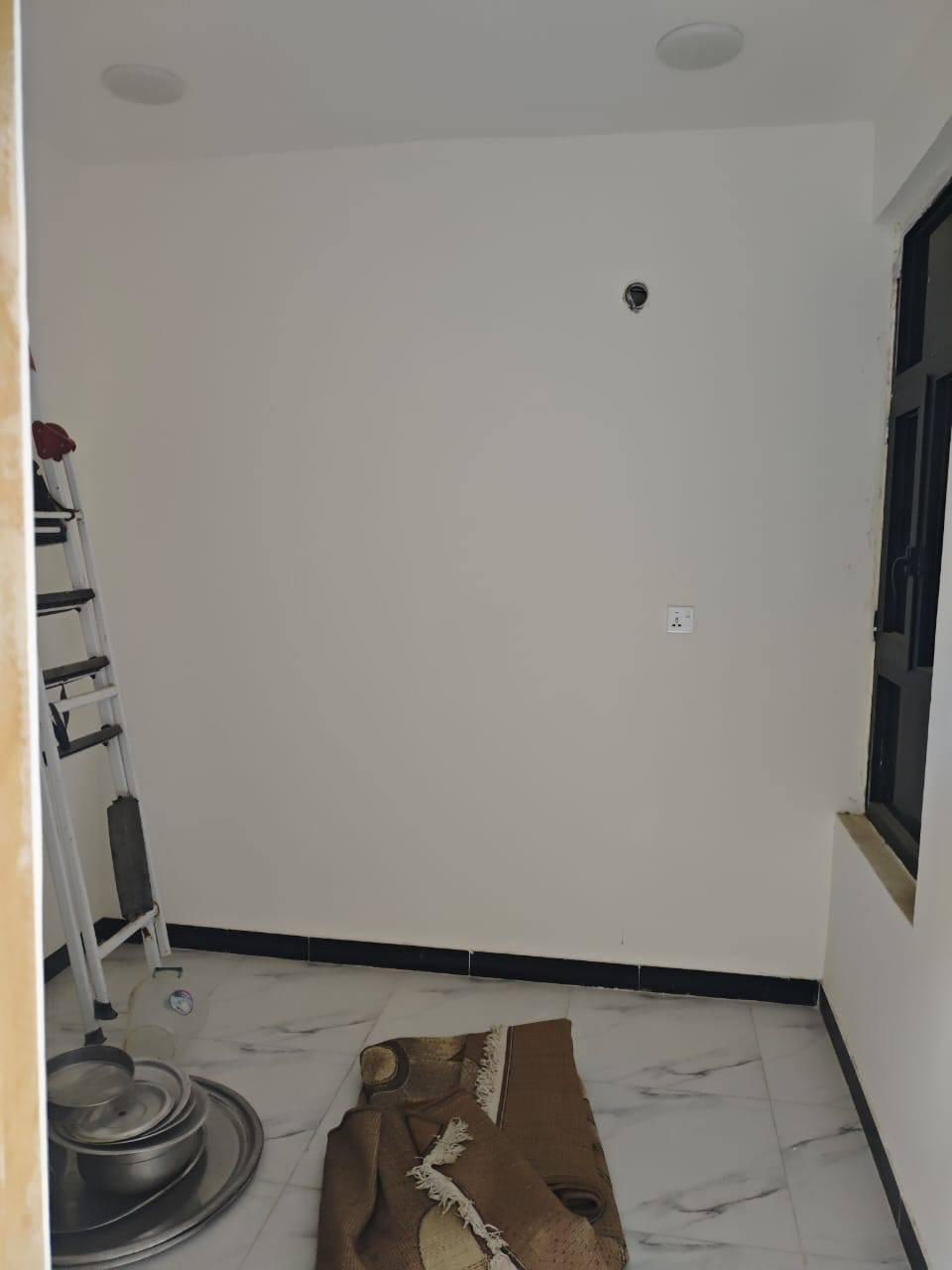 مشتمل مساحة 50 متر للبيع  العنوان بغداد منطقة الدوانم نهاية الشرطة الخامسة يحتوي المشتمل على 2 غرف نوم وصالة ومطبخ وخدمات نوع السند زراعي 25 اصولي مكاتبة مع صاحب السند مباشر السعر 65 مليون وبي مجال الاستفسار اتصل على هاذا رقم او ادخل خاص 
***********2
