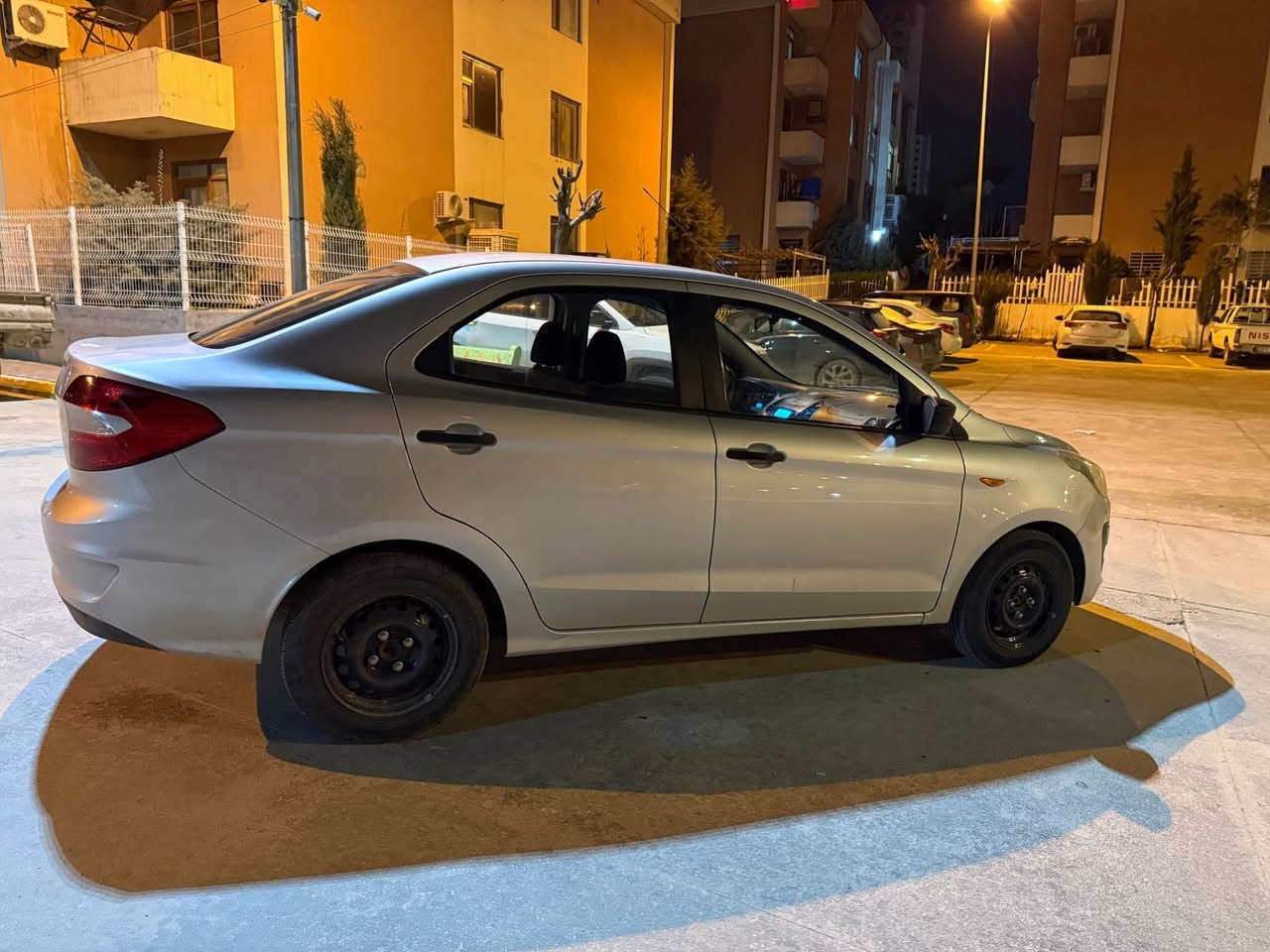 فۆرد فیگۆ ٢٠١٩ بێ بۆیاخ سلڤەر
سەنەوی تازەیەبتا کۆتای ٢٠٢٧
بێ بۆیاخ و بێ ساردە
مەکینەی نەکراوەتەوە بەشەرت
گێری نەکراوەتەوە بە شەری
لەسەر دەقی شەریکە ماوەتەوە
یەک دینار مەسرەفی تیا نیە ماڵی دۆستە
نرخی ٨٩ گەلا و مەعامەلەی برایانە
***********
*********** السليمانية, العراق
