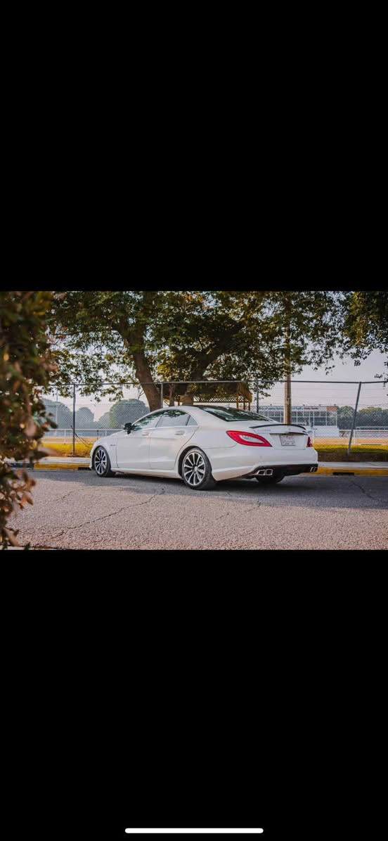 سلام وعليكم 
مارسدسcls550 2014 
ماشيه ١٢٠ الف كيلو 
فول مواصفات 
دفع خلفي
السعر 30 الف
***********
