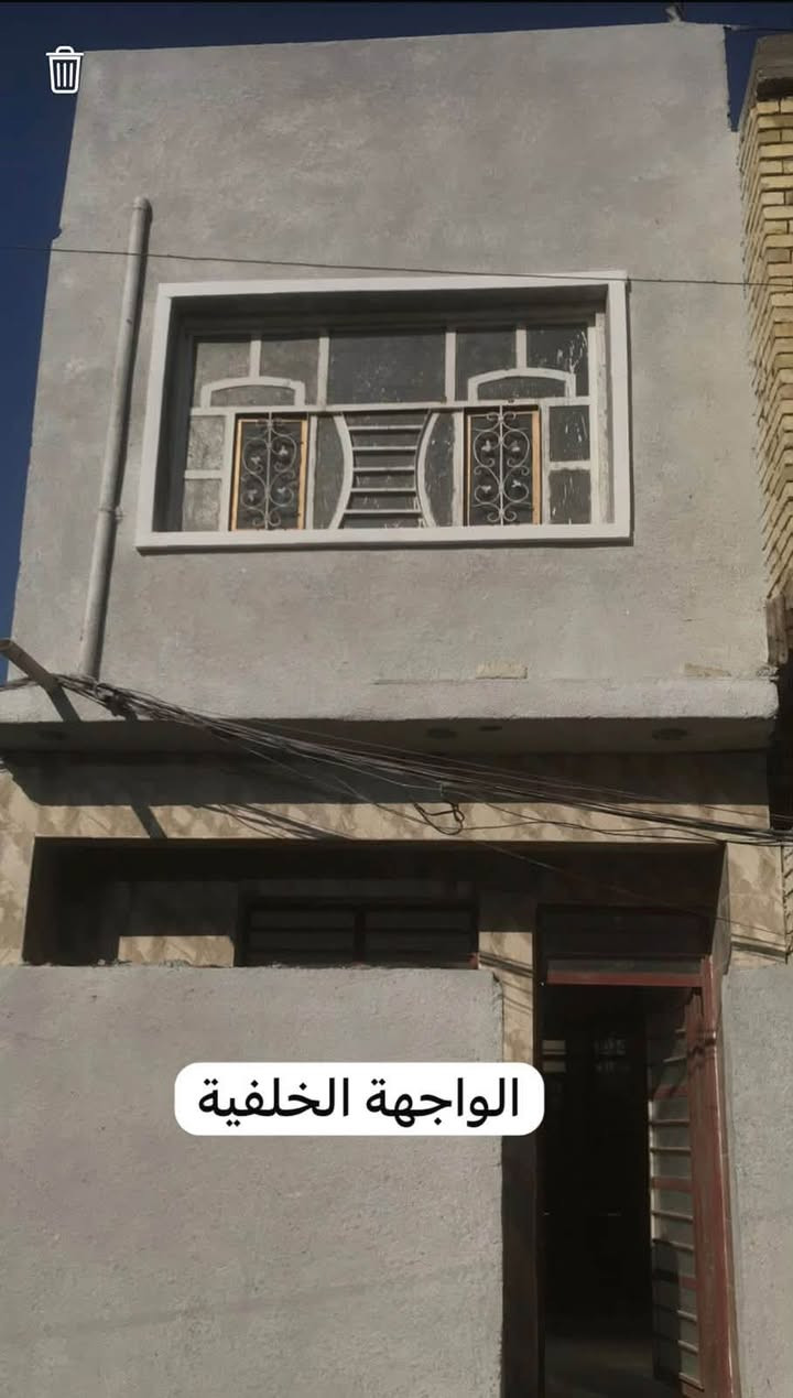 للبيع بيت 73 متر الواجهه 4 والنزال 18متر طابقين زنجيل على فرعين بالخطيب الزراعي قريب مكتب حميد العويني وصاير نهاية شارع مشمشة وقريب على شارع خولة يحتوي على استقبال ومطبخ وحولي وغرفة نوم وصحيات وفوك غرفتين نوم وصحيات نقص بي بس الارضية الفوك البيت بي رهنية حالياً  اتريد اتبقي الرهنية اتريد انطلعة عادي حسب الاتفاق السعر خاص الاستفسار ***********

