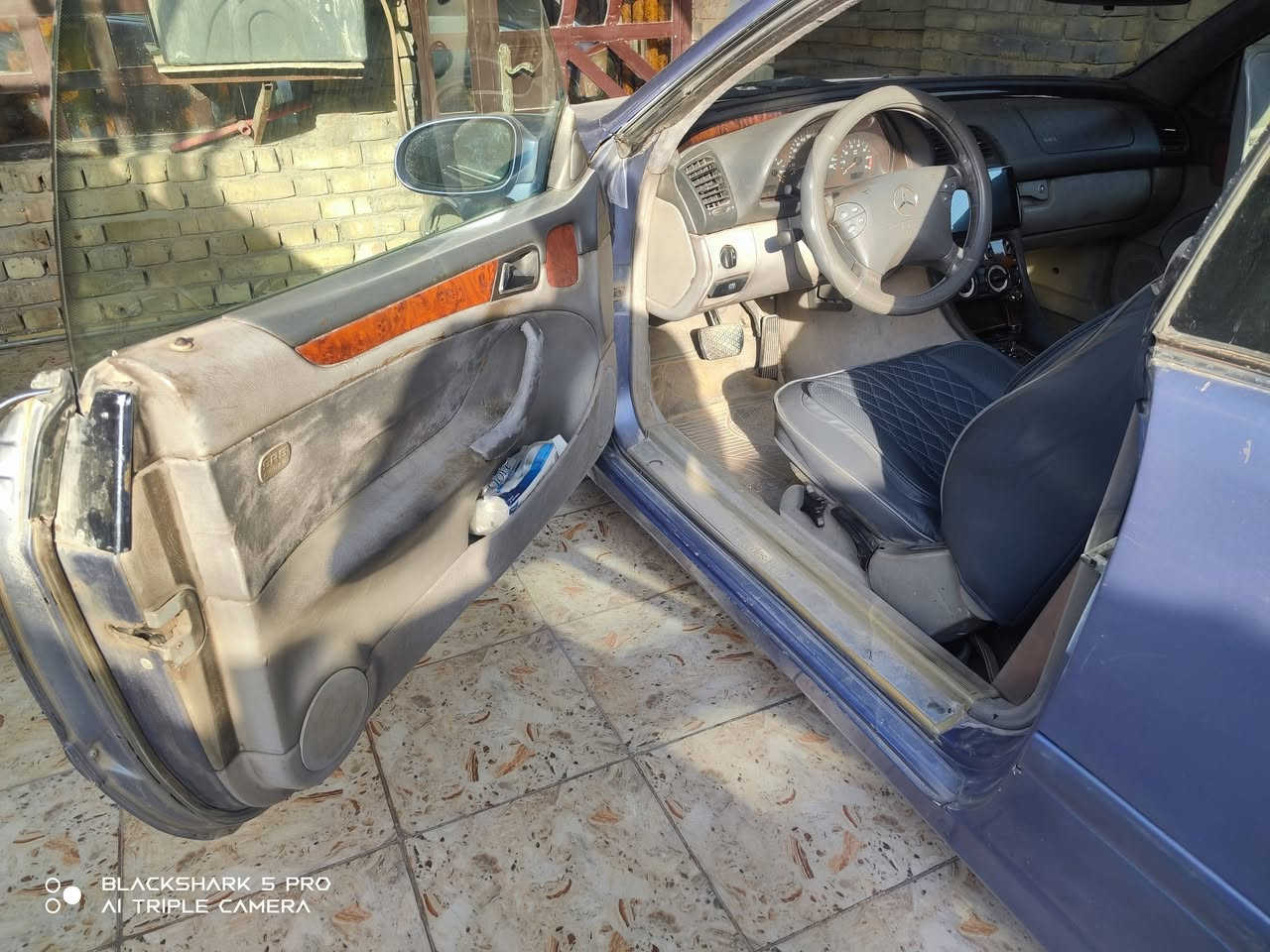 CLK 320 موديل 2001
محرك كير كهربائيات تبريد صدر تمام 
السيارة وارد حادثة جاملغ الايمن الخلفي مصبوغة عام وحاليا بيه جراد وطخات مصلحة بارد  السيارة مشروع وطني  بغداد
مكان السيارة بغداد

السعر 62. $
***********
