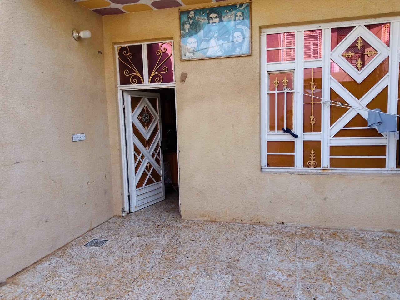 دار للبيع كوت حي الخضراء مقبيل شارع 30الخاجيه شارع الساده 200 متر يحتوي على مطبخ استقبال صاله داخليه وغرفتين نوم وصحيات داخليه وخارجيه طابق واحد السعر 95وبيه مجال للطبين الاستفسار الاتصال على الرقم ***********
