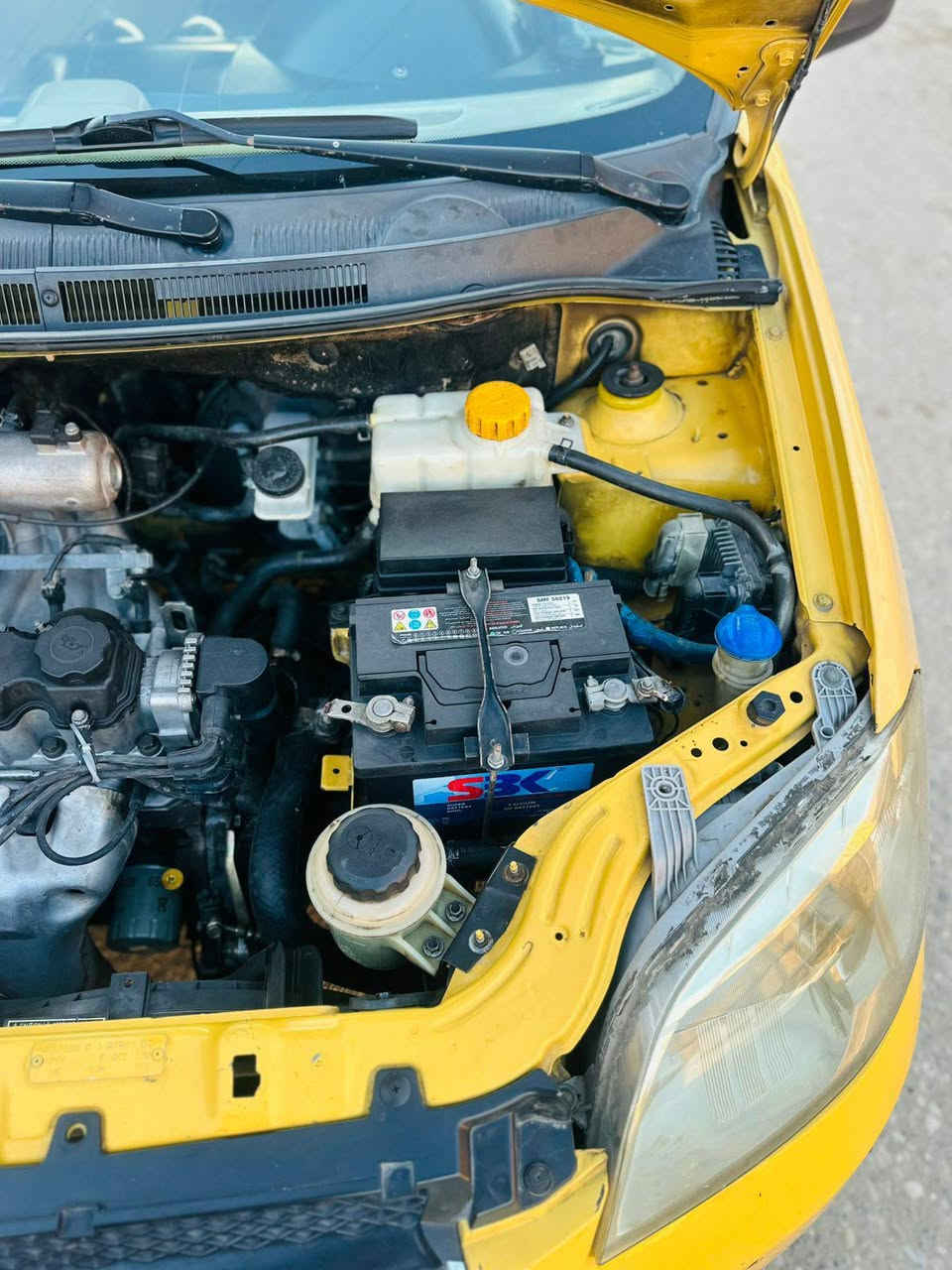 السلام عليكم 
افيو 2010 مكفوله من الضربه القويه
بيه فقط باب مبدله 
كير ومكينه كفاله جدد 
التبريد شغال 
حداديه جديده 
تخم تايرات 
السياره جاهزه من كلشي كهربائيات كله شغاله السعر 45 وبيه مجال 
المكان / بابل 
تصال / ***********
