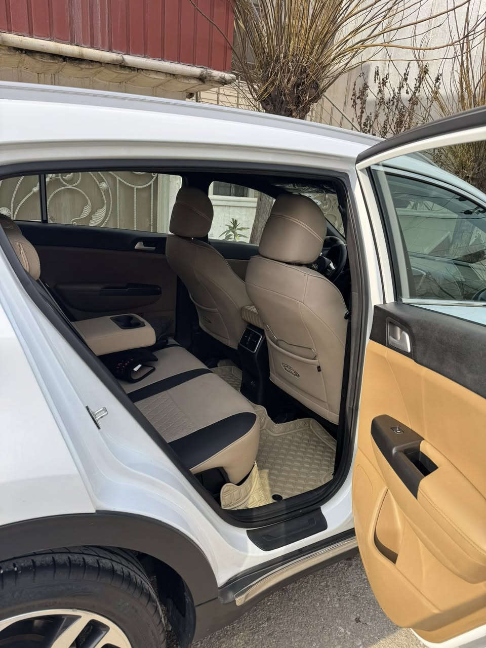 سبورتاج خليجي موديل 2021  رقم اربيل بأسمي سنويه مجدده
فول موصفات 
صندوق كهرباء بونرما مري شفط اشاير بالمري كشانه كهرباء بصمه السياره ماشيه 106الف 
ملاحظه بيه بارد باب السكن 
***********
***********
السعر المطلوب 215
