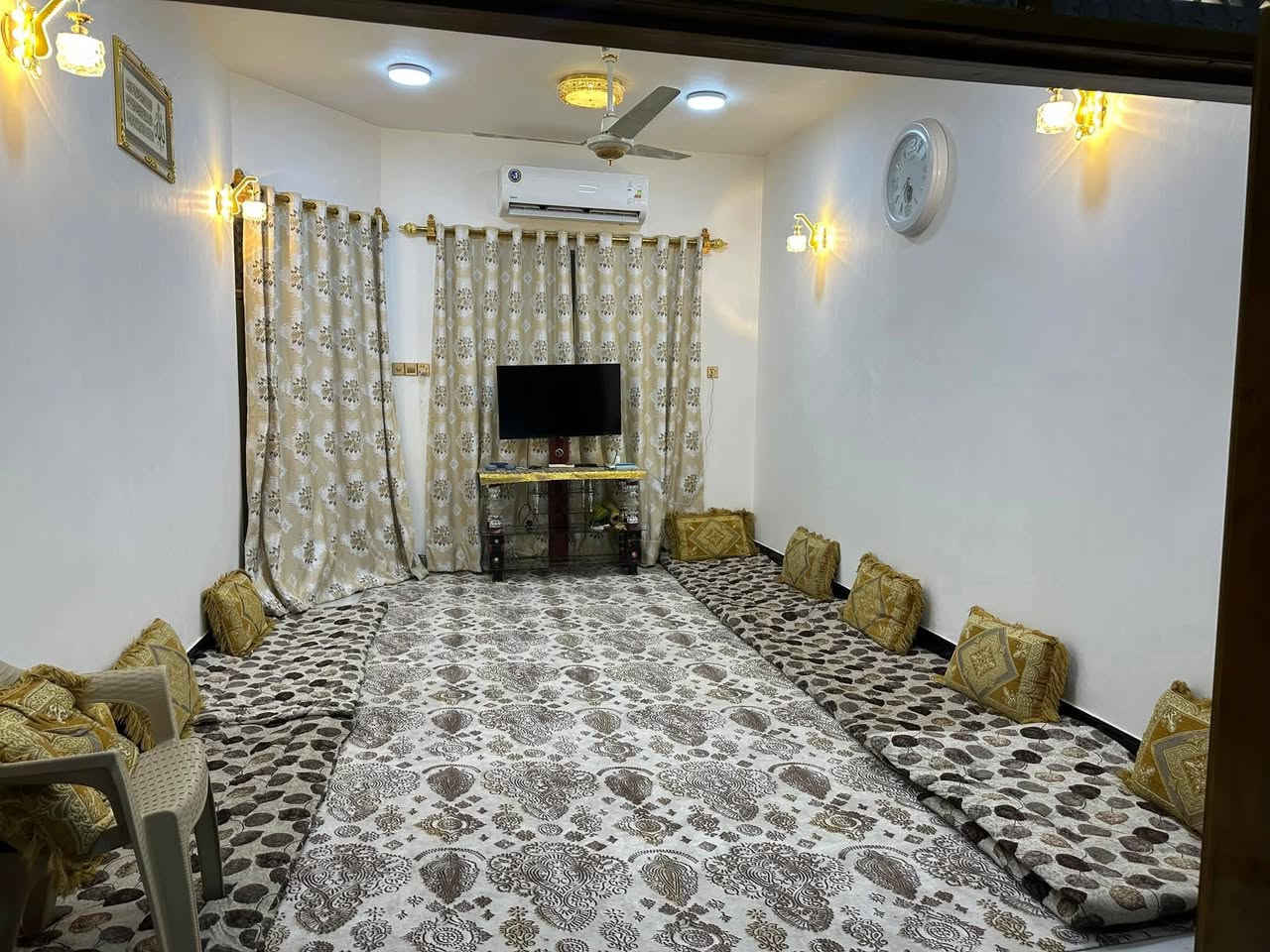 السلام عليكم 
دار للبيع 150متر 
صب كونكريت 
طابق واحد يحتوي على غرفتين.صاله ومطبخ. استقبال 
وحمام داخلي .خارجي 
العنوان:شارع المطار الجديد قرب شارع السبيس 
السعر 90 وبي مجال


**إذا كنت صاحب هذا الإعلان وتريد حذفه لأي سبب، رجاءا أرسل رسالة إلى الدعم الفني**