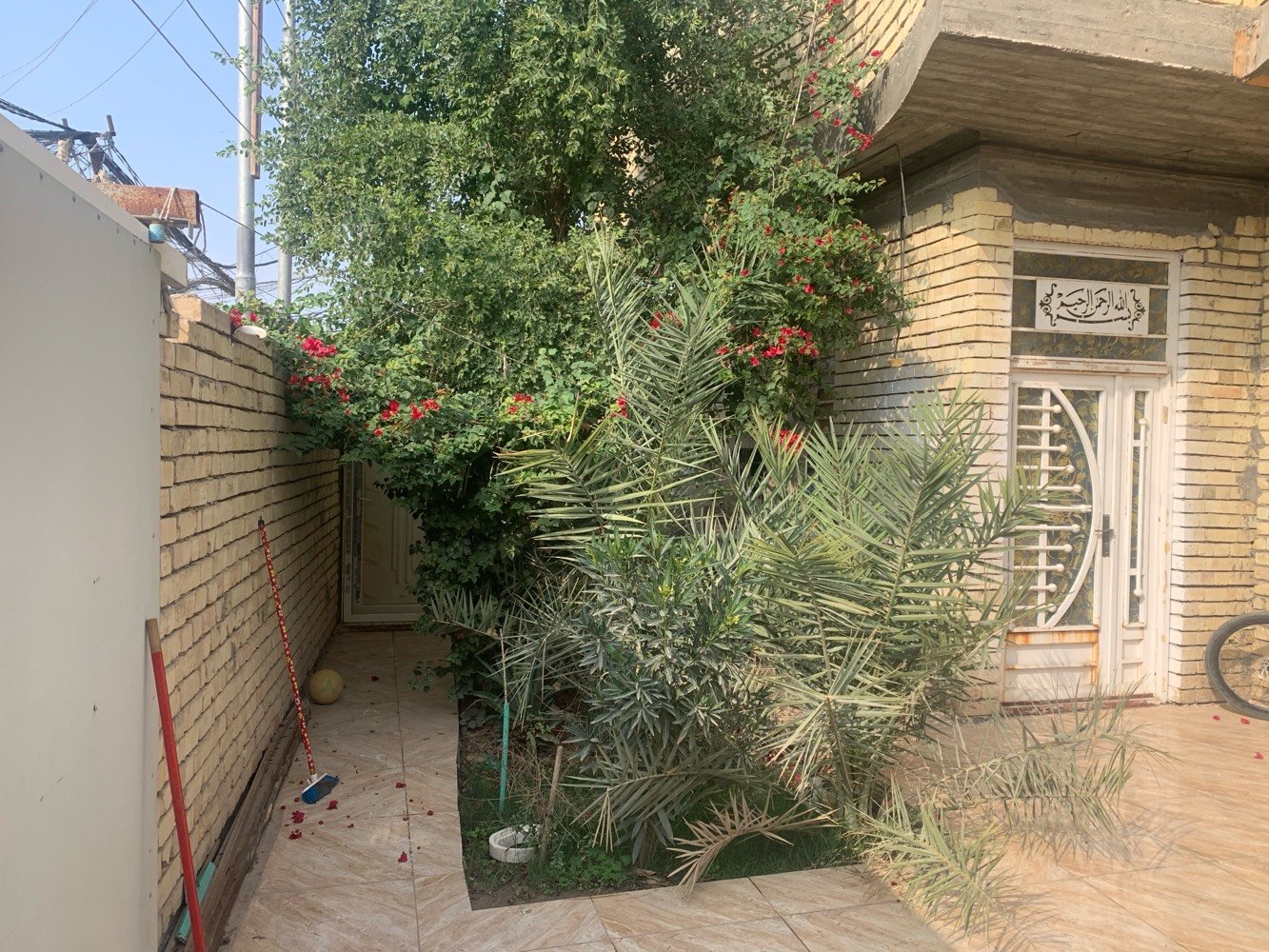 🏡 للبيع دار سكنية مميزة – كربلاء / الحر الصغير

فرصة مميزة لامتلاك دار جاهزة للسكن في موقع هادئ ومتكامل الخدمات، قريب جدًا من جامع المهدي.

📍 الموقع: كربلاء – الحر الصغير (ركن)

📐 المساحة: 240 م²
📏 الواجهة: 10 م
📏 النزلة: 20 م

🏠 مواصفات الدار:
✅ طابق واحد.
✅ غرفتا نوم.
✅ إحدى غرف النوم تحتوي على سويت (حمام خاص).
✅ صالة كبيرة.
✅ استقبال واسع.
✅ حمامان داخليان.
✅ حمام خارجي في الطرمة.
✅ مطبخ.
✅ حديقة أمامية.
✅ بناء حديث بعمر 4 سنوات فقط.

🌟 مميزات الموقع:
✔️ دار ركن يمنح خصوصية ومساحة أفضل.
✔️ منطقة هادئة وشعبية راقية ومكتملة الخدمات.
✔️ قريبة من المدارس، الأسواق، والجوامع وجميع الاحتياجات اليومية.
✔️ المنطقة مخدومة بشبكة المجاري والكيبل الضوئي (الألياف الضوئية للإنترنت).
✔️ جاهزة للسكن مباشرة، ولا تحتاج إلى أعمال ترميم.

📞 للاستفسار والمعاينة:
📱 ***********
📱 ***********

✨ دار يجمع بين الموقع المميز، وحداثة البناء، والتصميم العملي. المعاينة خير برهان، والبيع للمشتري الجاد.
