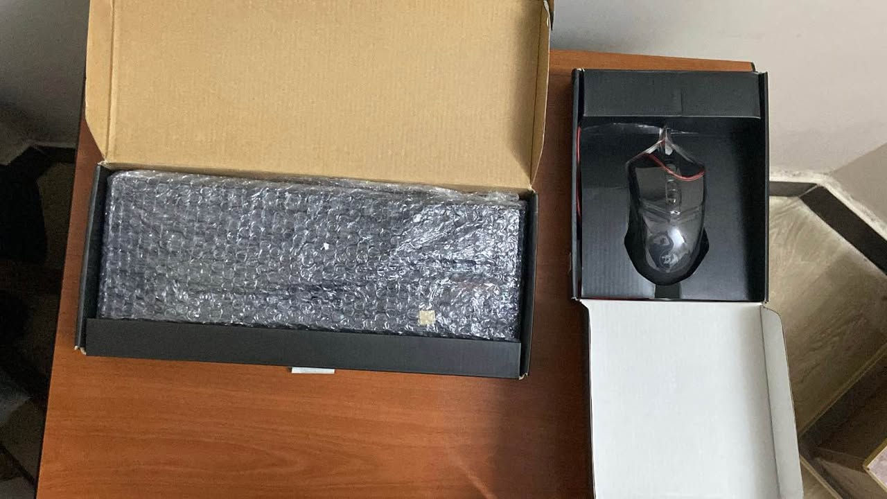 السلام عليكم 
كيبورد بلو سويج + ماوس كيمنك 
ريد دراكون اثنينهن
فاتحهن بيدي ع كد الفحص
عنواني الشعب 
للتواصل / ***********
متواجد واتس اب بغداد, العراق

