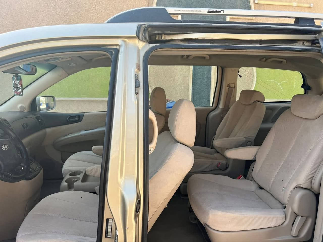 سلام عليكم هونداي انتروج سيدونا موديل ٢٠٠٧ سياره كير محرك حاويه قبل اسبوع شاده تخم تاير خير من الله بيهه صبغ صفحه ليمنه اثر شخوط وطخطخات بصيطه مكفوله تكم لغود شواصي السعر 127 للاستفسار ***********
