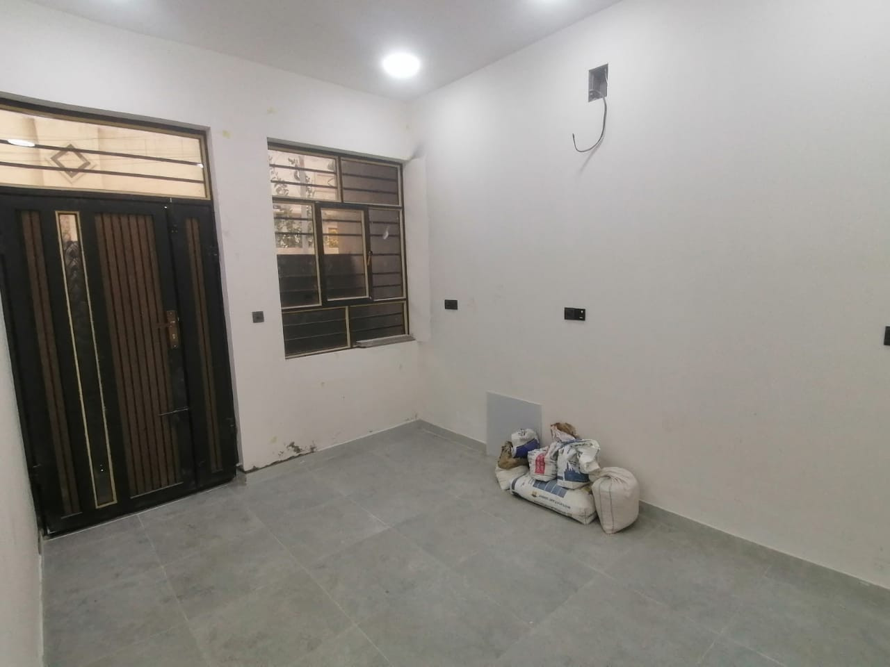 السلام علیکم للبيع بيت مساحة 100متر شارع جامع ملك القدوس شارع الرباط البيت فووول حلوو غرفة نوم واحدة صالة مطبخ خدمات ساحت درج فووول كامل مفتاح في منطقة الدوانم نهايت الشرطة الخامسة مقابل سويب سعر 83 مليون وبي مجال الشراي الستفسار *********** عبد العزيز تواصل واتساب أو مراسلة الصفحة
