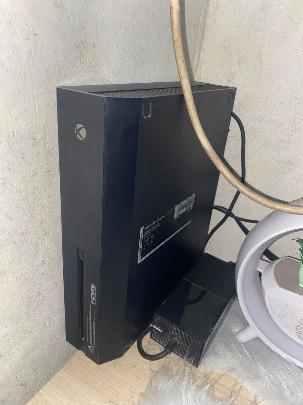 السلام عليكم اكسبوكس اون للبيع ويه شاشه 2160 mp تشغل 2k العاب 
ويدات ثنين اصليات ووياه يجي حساب بيه ريد ديد رديمشن مشتريها اني بالحساب موجوده مكاني صلاح الدين العلم توصيل ماعندي 