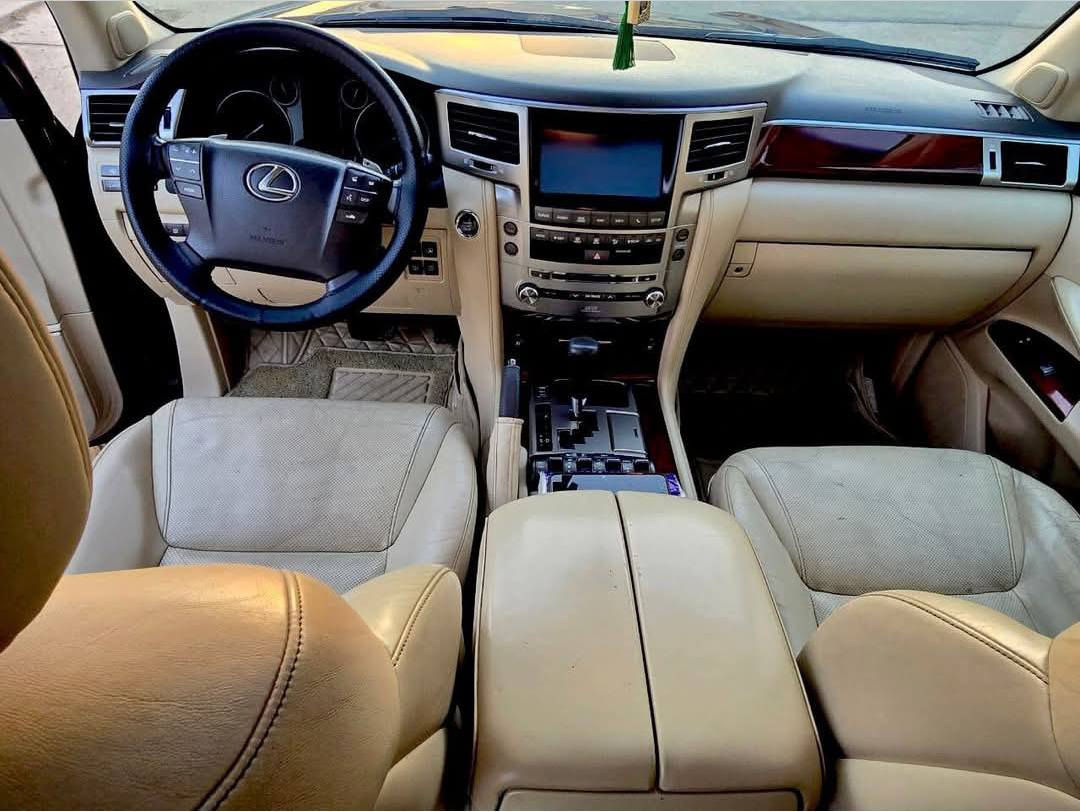 السلام عليكم 
لكزس اسود موديل 2013
8 سلندر 5700 LX
لون اسود
فول مواصفات واحد على واحد 
لايتات زنون و لد
اشاره بالمري
جنطه كهرباء 
خمس كامرات 
حساسات اماميه خلفيه
رادرات 
كشنات كهرباء تدفئة تبريد كلهن
شاشات عدد ٣
أربع الأبواب بصمه 
داخل بيجي
جكات ٣ وضعيات
خمس وضعيات قيادة
٣ قطع تبريد
وباقي الموصفات معروفه مال لكزس 
رقم شمالي باسمي تحويل ثاني يوم 
ماشيه 188الفkm

مكفوله ماعدا راس الجاملغ بيه بارد قليل سونارها بلصور 
مكاني الانبار هيت
 جاهزه من كلشي مانقصها شي 
السعر 42$ وبيها مجال
الاستفسار أكثر اتصل وتدلل ***********
