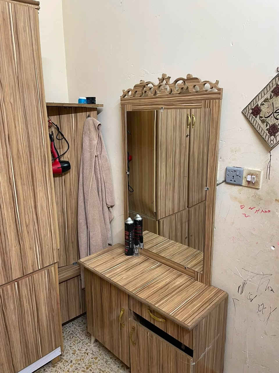 السلام عليكم غرفه نوم للبيع مستعلمه نضيفه كنتور طابقين سعرها 250وبيها مجال عنوان حي الواصطي رقمي***********
