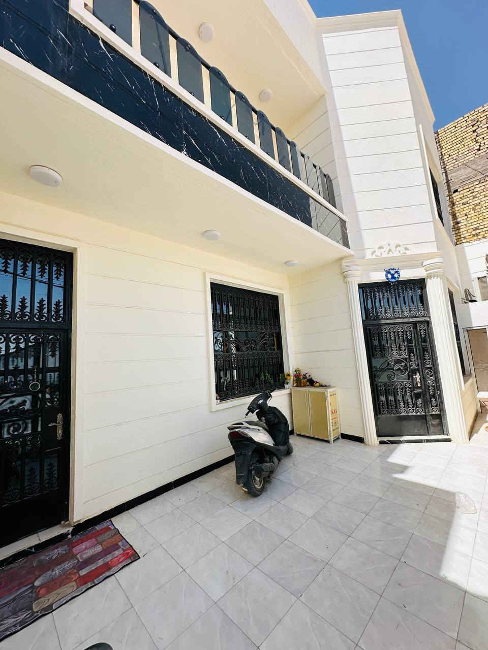 بيت درجه اولى بشارع مكتب الحيات يطل على شارع رئيسي المساحة ١٥٠ متر طابقين بيع فقط 
للإستعلام أكثر مراجعة مكتب عبدالناصر  السلوم
 فلكة العروبه
او إتصال ***********
