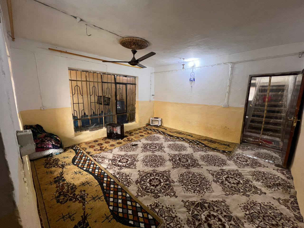 سلام عليكم بيت 200 متر طابقين طابق الأرضي إستقبال وهول وغرفه نوم وصحيات داخلي وخارجي ومطبخ وطارمه جبيره الطابق الفوك غرفتين نوم ومطبخ وصاله جبيره وصحيات داخل الصاله وتكدر تسوي مشتمل وتاجرة وحده الفوك  مكان البيت كربلاء حي العسكري قطاع 17 قرب مدرسه الصديق السعر160 رقم الهاتف ‏‪0773 378 7237‬
