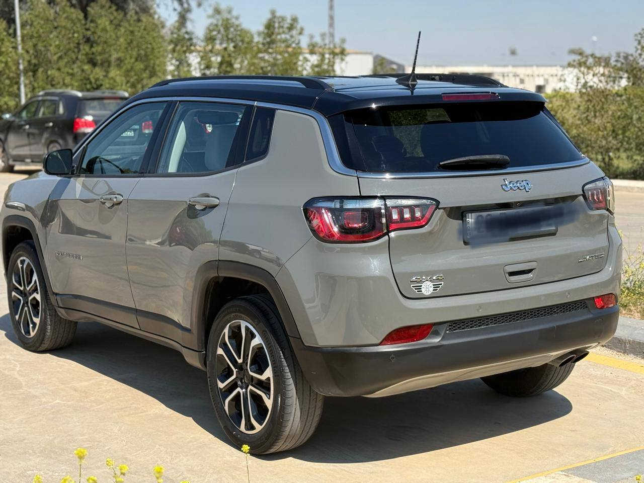 Jeep compass Limited 2022
فول مواصفات للأخير عدا الفتحة  ماشيه 50 الف فقط
• المحرك والأداء: محرك 2.4 لتر 4 سلندر، بقوة 180 حصان، وعزم دوران حوالي
• ناقل الحركة: أوتوماتيك 9 سرعات (دفع رباعي 4x4).
• التصميم الخارجي: سقف أسود بلادي (توين كلاور)، لايت زينون/ليد، ويل كروم.+سمنتي 
• المواصفات الداخلية والتقنية: شاشة كبيرة (10.1 بوصة) تعمل باللمس، نظام آبل كاربلاي/أندرويد أوتو، كشنات جلد (تدفئة/تبريد)، تشغيل عن بعد، بصمة.
• الأمان: رادار أمامي وجانبي، حساسات خلفية، كاميرا، وسائد هوائية متعددة.،+فور ويل يعني دبل اكسل بعد وهوايه مواصفات بيها سياره مكفوله من اي نواقص كله بشرط ضرر كلش خفيف فقط جملغ واحد اماني من جهة سائق  بدون اي ضرر داخلي بدون ارباك بدون تبديل بدون تعديل بدون شخوط  كله بشرط تايرات جديد سنوي هزة جديد
السيارة جديدة بمعنى الكلمة وبالواقع لونها بعد احلى من الصور وجاهزة 100%
 كل التفاصيل مذكورة بالكامل 
مكانها كركوك/رقم اربيل
‏سعره خاص ‏‎للأستفسار هذا رقمي 
*********** بي واتساب
