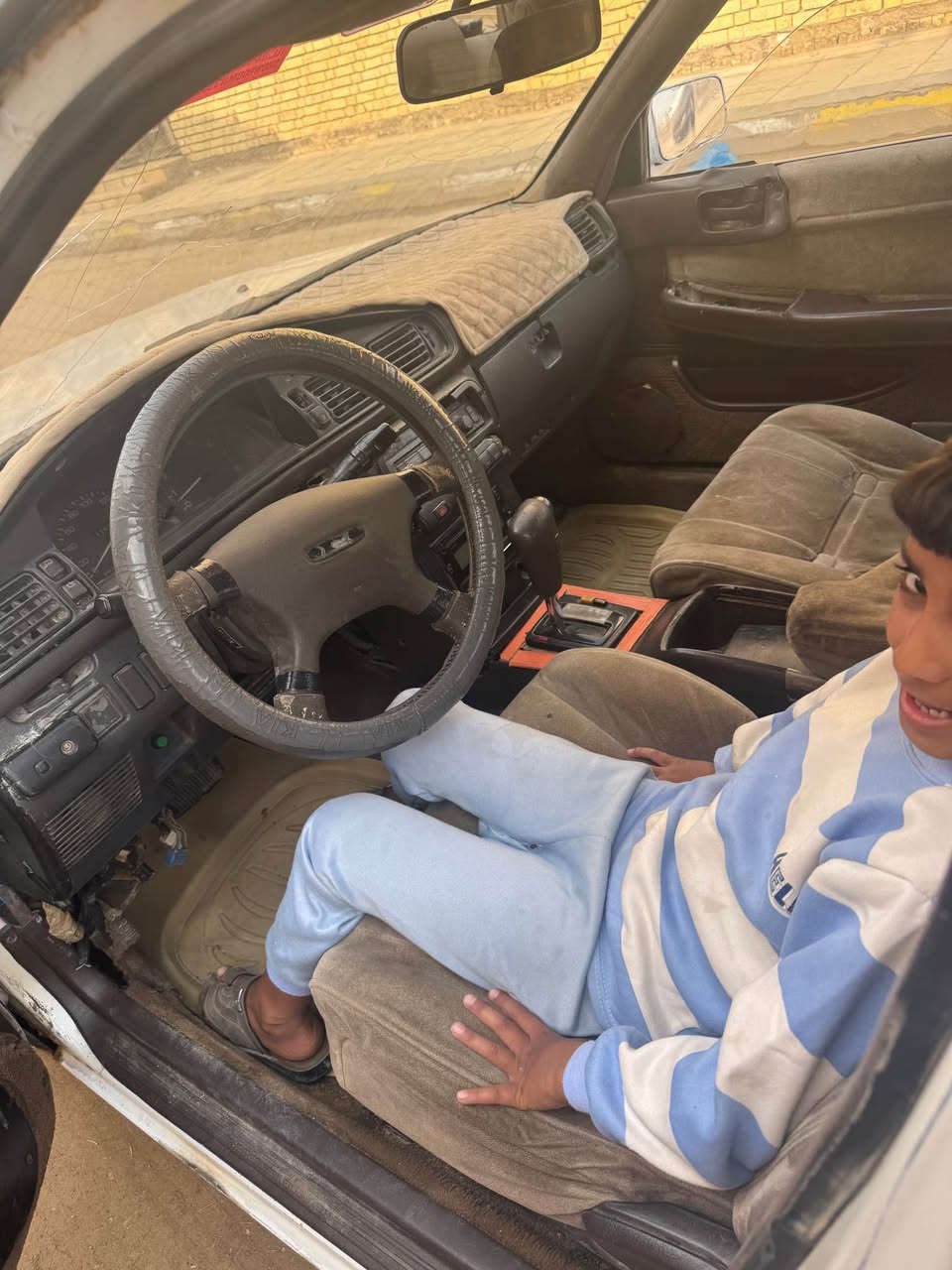 السلام عليكم سياره مال خبزه تفيد البياع شراي وتفيد الجناي كرستا مسطره رقم كربلا وكاله عامه بسمي. داخله هزه وفحص كامله بس ع البصمه. كير جديد توني شاده مال حاويه محرك جديد ٢ ونص. حداديه جديه تخم تاير كهربائيات كله شغاله جام يصعد وينزل  سياره حلوه خواته فوك ٤٠ بس مكلف بالنشرالسعر 28 مكاني ناصريه. *********** ناصرية, ذي قار
