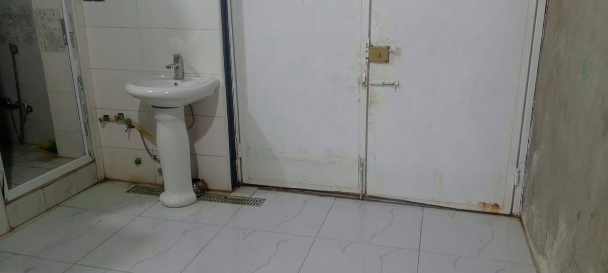 #بيع مستعجل 
بيت ١٠٠م للبيع طابو صرف
السعر ٥٥ مع المجال
 

الموقع 📌 نجف حي النداء قرب شارع قنبر منطقه ٥١

يحتوي على غرفه  وصاله ومطبخ واستقبال وصحيات داخلية وخارجية.. 

الاساس صب والسقف عكاده 
للتواصل 
***********
