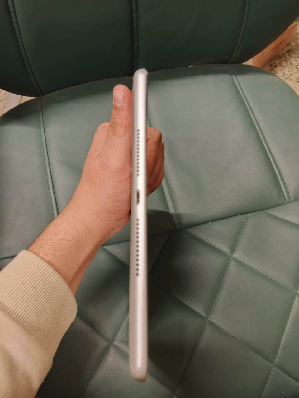 ايباد 9 ذاكره 64 نضيف مثل ما موضح عدكم غراضه كامله موجود سعره 225 وبي مجال بسيط لل شراي تفاصيل اكثر ***********

