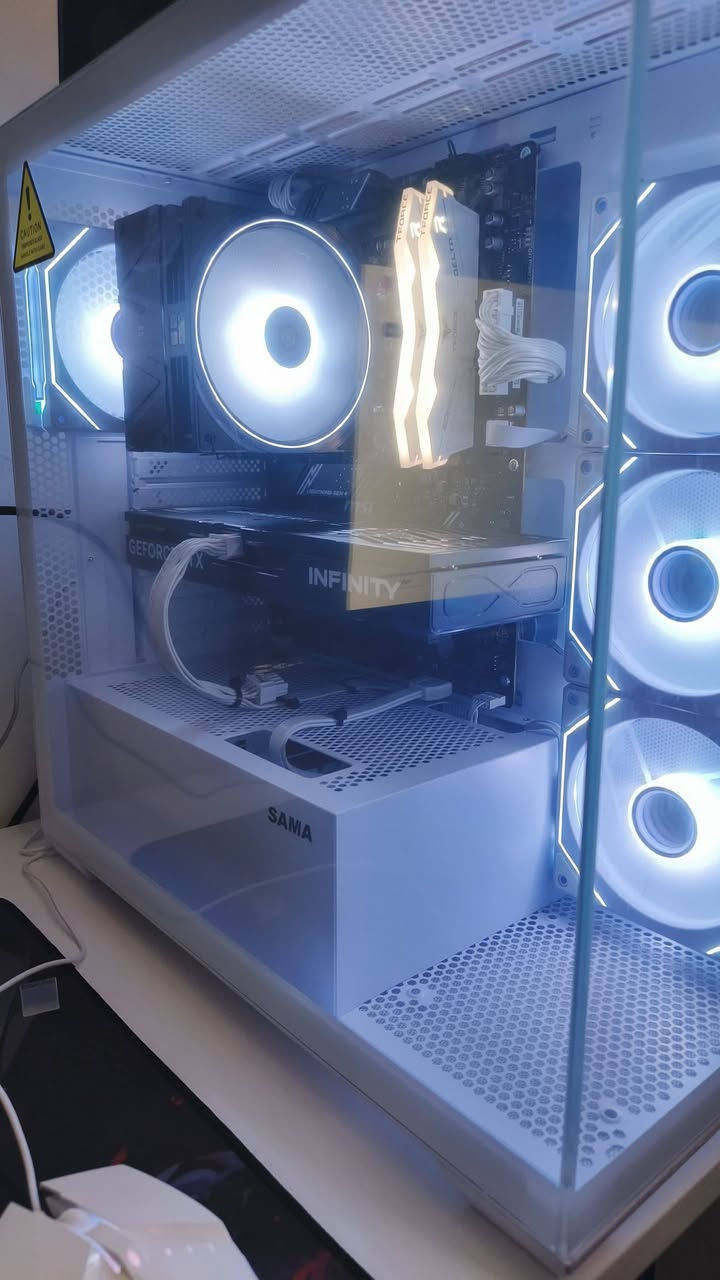 تجميعية pc للبيع
Ups مع شاشه وال
جدا نظيف والله شاهد الاستخدام فعلي فقط شهرين
سبب لبيع عدم تفرغ+ زواج ههههههه
المواصفات 👇🏼👇🏼

· اللوحة الأم: MSI B650M GAMING PLUS WIFI (منفذ
 AM5، 4 فتحات DDR5)
· الكرت الشاش: Palit GeForce RTX 5060Ti Infinity 3 OC 16GB GDDR7 (ذاكرة 128-bit)
· الرامات: TEAMGROUP T-Force Delta RGB 32GB (2×16GB) DDR5 6000MHz CL38 (أبيض)
· التخزين: WD Blue SN5000 1TB NVMe SSD (PCIe Gen 4.0)
· مزود الطاقة: Thermaltake TR-SG 750W (80 Plus Gold، ATX 3.1، موديولار، لون أبيض)
· المبرد: Thermalright Assassin Spirit 120 EVO (مع مروحة TL-S12-S)

🖱️ الملحقات والسويتشر:

· الكيس: SAMA SV-01 White (أبيض، واجهة زجاج أمامية، USB 3.0 x2، 7 فتحات PCI)
· ماوس باد كبير: 80×35 سم، سطح نسيجي، لون أسود (بدون علامة تجارية)
· كيبورد ميكانيكي غشائي (RGB): AULA F3061 (61 مفتاح، رمادي وأبيض)
· مفتاح تفعيل: Windows 11 Pro (مفتاح رقمي فقط)
تجميعية مع شاشة وups للبيع المواصفات 👇🏼👇🏼المعالج: AMD Ryzen 5 7600X (6 نوى / 12 خيط، 4.7GHz، 105W، AM5)
+ جوي ستك كيم سير نظيف جدااااا

 مع شاشة وال ups السعر الكلي للتجمعيه للجاد فقط 
2،250 قفل 
للتواصل *********** 
كل كراتين موجودة ونظيفة جدا
