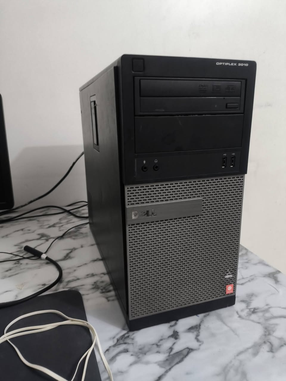 ⚜️ كيس حاسبه(سستم) ⚜️

المعالج: * الموديل: Intel Core i7-3770☠️
​السرعة الأساسية: 3.40GHz😵‍💫
​عدد الأنوية: 4 أنوية / 8 خيوط معالجة (Threads)☠️

اللوحة الأم (Motherboard)
​الشركة المصنعة: Dell (مستخرجة من أجهزة Dell المستوردة مثل OptiPlex أو Vostro).
​الموديل: MIH61R MB (10097-1).
​الشريحة (Chipset): شريحة Intel H61 Express.
​المقبس (Socket): LGA 1155 (متوافق تماماً مع المعالجين i3 و i7 الموجودين في الصور).
​المنافذ:
​شقين (2) لذاكرة الرام من نوع DDR3.
​شق واحد PCI Express x16 لتركيب كرت شاشة خارجي.
​منفذ VGA ومنفذ HDMI (أو DisplayPort حسب خلفية الجهاز) للشاشة الداخلية.

الرام :  10كيكا بايت😵‍💫

التخزين: hdd500  + hdd320

يوجد فيها مروحه تبريد للمعالج

يوجد فيها جهاز خارجي للشبكه 

مع شاشه DELL حجم 19اينج

مع كيبورد وماوس هديه 

الحاسبه استعمال قليل جداً 

السعر فقط 175 الف وبيها مجال للشرايه 

والتوصيل على حسابي


**إذا كنت صاحب هذا الإعلان وتريد حذفه لأي سبب، رجاءا أرسل رسالة إلى الدعم الفني**