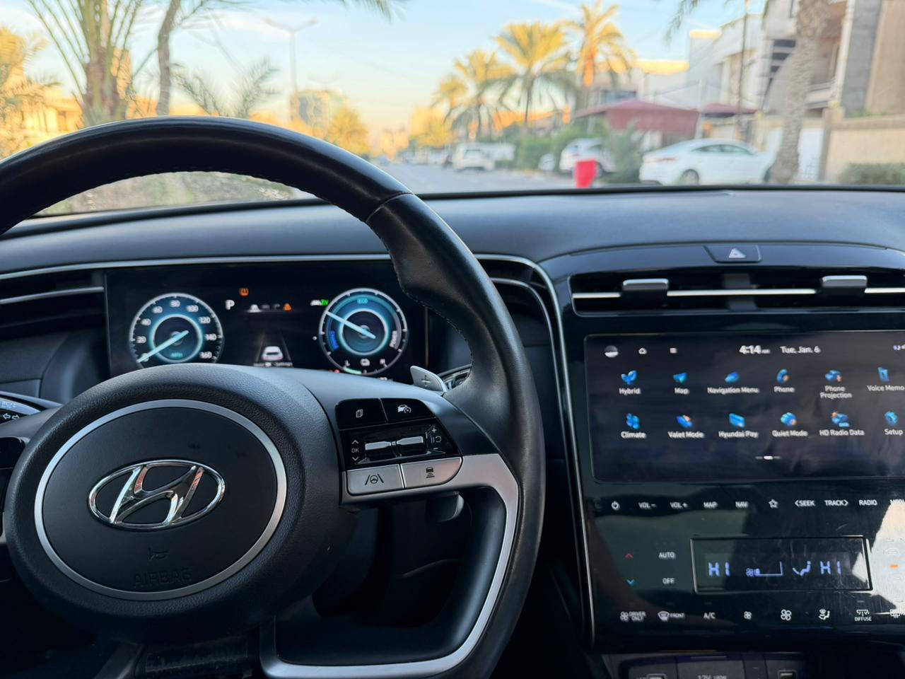 � 🚗 هيونداي توسان 🇺🇸2024 هايبرد – فول مواصفات ان لاين
🚗
حادثها:جاملغ خلفي صبغ وقبق الجنطه تبديل نفس الون اصلي وشبر بارد بلبنيد 
🔹 سيارة SUV عصرية بأعلى تجهيزات متوفرة 💯

🔥 المواصفات الأساسية:

🔹 المحرك:
✔️ 1.6 لتر تيربو بنزين
✔️ قوة ~180 حصان
✔️ عزم 265 نيوتن·م
✔️ ناقل حركة أوتوماتيكي سلس
✔️ دفع أمامي / دفع رباعي (حسب الفئة)

📺 الرفاهية الداخلية:
✔️ شاشة لمس كبيرة (12.3″)
✔️ نظام ترفيه يدعم Apple CarPlay & Android Auto
✔️ شحن لاسلكي للهاتف
✔️ مقاعد جلد/جلد + قماش عالية الجودة
✔️ تحكم كهربائي كامل بالمقاعد + ذاكرة

❄️ الراحة والتكييف:
✔️ مكيف هواء أوتوماتيك متعدد المناطق
✔️ فتحات تكييف خلفية

🌟 الراحة الخارجية:
✔️ جنوط سبائكية 19 بوصة
✔️ مصابيح أمامية وخلفية LED
✔️ باب خلفي كهربائي
✔️ حساسات أمامية وخلفية + كاميرا خلفية

🛡️ أنظمة الأمان:
✔️ ABS + EBD + ESC
✔️ وسائد هوائية متعددة
✔️ مثبت سرعة + محدد سرعة
✔️ مراقبة ضغط الإطارات
✔️ مساعد صعود ونزول التلال
✔️ أنماط قيادة متعددة

⛽
✔️ اقتصادي (تقريباً 6-8 لتر / 100 كم حسب القيادة)

📌 مميزات إضافية:
✔️ دخول وتشغيل ذكي
✔️ تشغيل عن بُعد
✔️ عزل صوت ممتاز
✔️ تصميم خارجي أنيق وجذاب

السعر:188$
المكان :بغداد_الحرية
الرقم:***********
