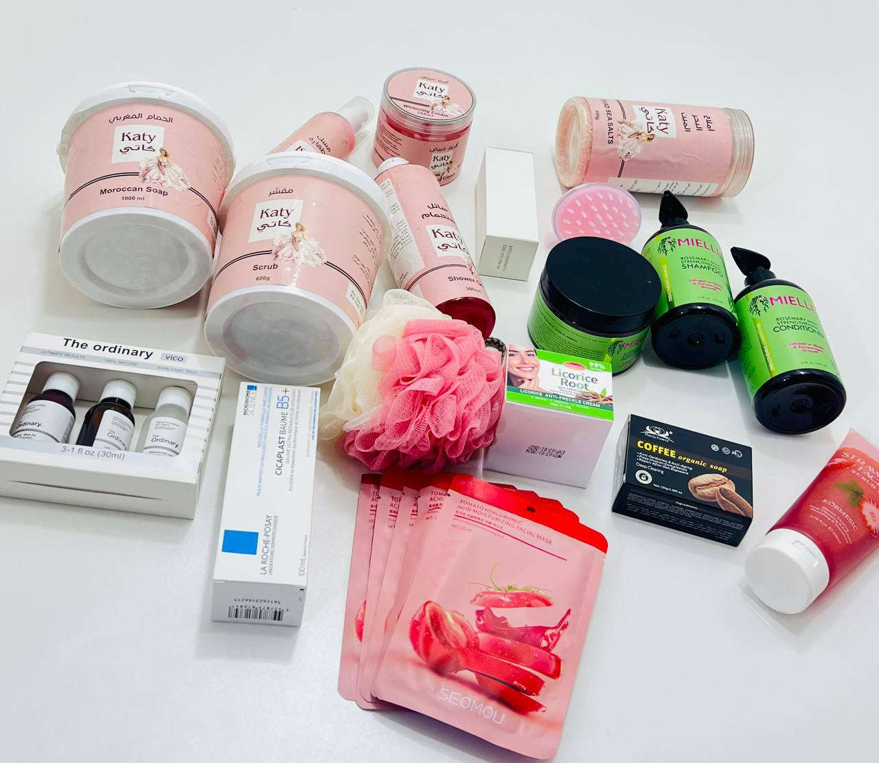 ​🌸 بكج "العروسة" المتكامل (23 قطعة) أورجنال 🌸
تردين جسم ناعم، وجه صافي، وشعر مسمسم؟ هذا العرض صممنا الج خصيصاً! ✨
​تعبتي من كثرة المنتجات وما تعرفين شنو تختارين؟ جمعنالچ أقوى الماركات العالمية (The Ordinary, Mielle, La Roche-Posay) بكج واحد يغنيچ عن كلشي! 🧴🔥

​🧖‍♀️ عناية البشرة (الوجه الصافي):
​كريم Cicaplast Baume B5: المنقذ للبشرة، يرمم الحاجز الواقي، يعالج الاحمرار والتهيج.
​ثلاثية ذا أوردنري (النسخة الكندية):
1. سيروم النياسيناميد (للمسام والحبوب).
2. السيروم المقشر الأحمر (للتصبغات والكلف).
3. سيروم الكافايين (وداعاً للهالات والانتفاخ).
​صابونة التبييض: لتوحيد اللون وإشراقة فورية.

​🚿 عناية الجسم (عطرج يفوح بكل البيت):
​6 قطع من ماركة "كاتي" الفاخرة:
(شاور جل + حمام مغربي + مقشر + أملاح القدم + مسك الطهارة + كريم مبيض سحري) لترطيب خيالي ونعومة مثل بشرة الأطفال.

​🌿 عناية الشعر (بكج الروزماري الشهير):
​مجموعة Mielle الأصلية لإيقاف التساقط وتطويل الشعر:
(شامبو + بلسم + ماسك + زيت الروزماري) + هدية فرشة تدليك الفروة 🩰.

​🎁 هدايا إضافية مع العرض:
​5 شيت ماسك للوجه (نضارة فورية).
​ليفة جسم ناعمة.
​💰 سعر العرض كامل: 50 ألف دينار فقط!
🚚 التوصيل: مـجـانـي لكل محافظات العراق 🇮🇶

​الكمية محدودة جداً.. سوي تاك الصديقتج أو احجزي الآن قبل نفاذ الوجبة! 💌


**إذا كنت صاحب هذا الإعلان وتريد حذفه لأي سبب، رجاءا أرسل رسالة إلى الدعم الفني**