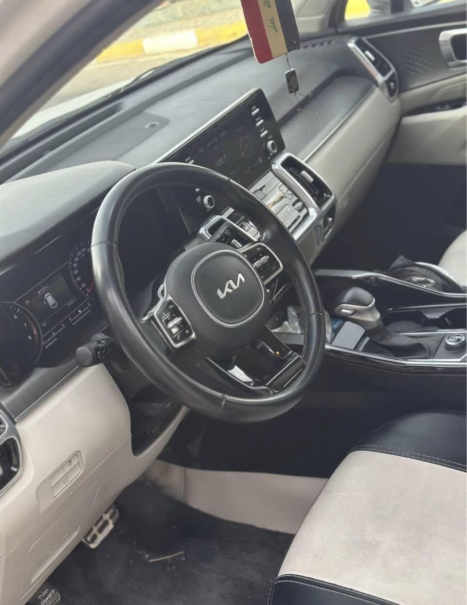 سورنتو 2022 خليجي 
مكفوله  
رقم بغداد باسمي 
7 راكب 
شاشه كامره 
مغلفه جلد الكشنات والارضيه 
3 قطع تبريد 
حساسات 360 درجه
شاحن ويار ليس للمبايل  
بصمه ابواب 
فول تحكم استيرن 
ترحيب عند اقتراب من السياره 
جنطه كهرباء وكراسي كهرباء
محرك 4 اسلندر 
المري شفط 
مكان السياره واسط المركز )
للاستفسار  ***********
