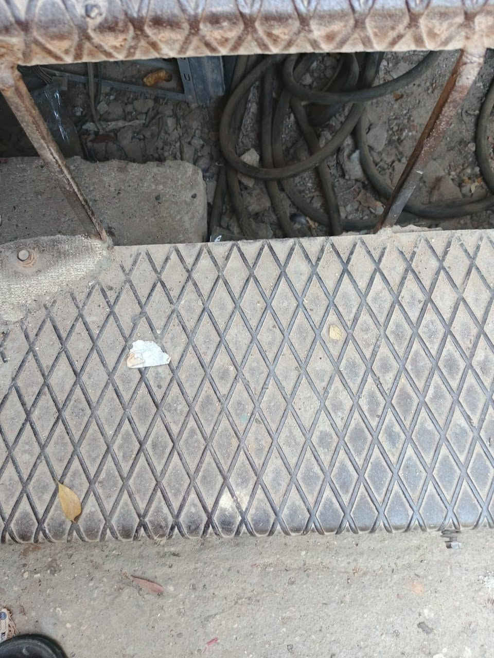 السلام عليكم درج خارجي ثقيل  للبيع 
محجر من الجهتين مع فريم تغليف 
الطول 5متر.     عرض الباية 90 سم 
السعر 250 المكان بغداد حي اور 
الاتصال .***********
