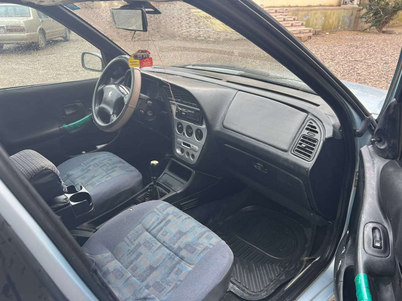 السلام عليكم                                                                     
للبيع 
بيجو 2001 حره رقم بغداد 
مرشوشه جماليه فقط 
السياره كلها ب شرط 
كير محرك صدر تايرات 
كهربائيات كلها شغاله منل دعاميه لدعاميه 
تدفئه تبريد يشتغلن
السياره ماتصرف عليها كلشي جاهزه 
وتريد وكاله تريد تحويل صاحبها الشرعي جيراني 
السعر 40 وبيها مجال حك الجيه
***********
***********
