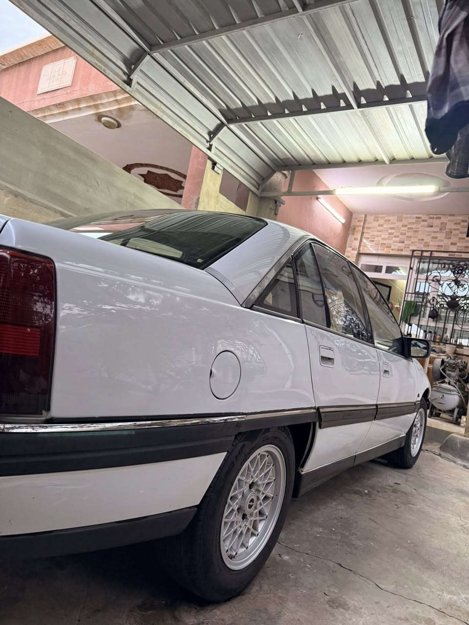 سلام عليكم للبيع اوبل اوميكا موديل ١٩٩١ 
رقم كركوك سنوية مشروع وطني لحد٢٠٢٩
محرك ٢٠ بلادي محرك كير كلها بلشرط 
كهربائيات كلها شغال 
قفل مركزي تخم تايرات جديد 
صدر جديد 
سيارة مكفول من دعامية لدعامية كلها مكفول 
سيارة باقي على وضع شركة 
صبغ فقط بس هلالات 
سعرها ٥٠$
رقم موبايل ***********
مكانيّ كركوك
