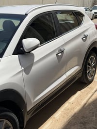 توكسان موديل 2018 للبيع بيه جاملغ الامامي صبغ والبنيد مطبع السعر 160 و...