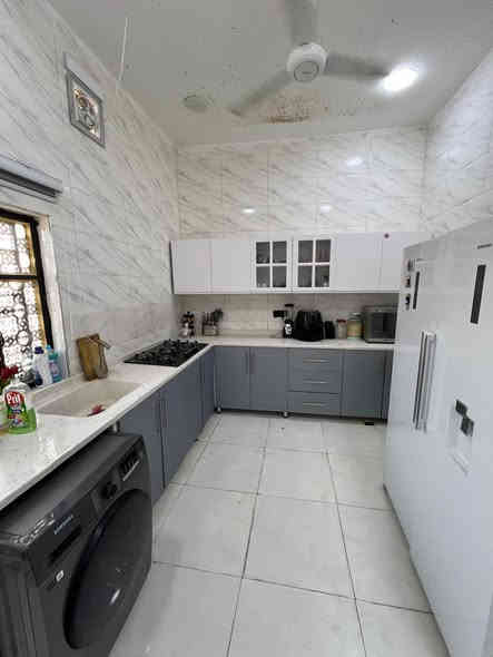 بيت 🏠 للبيع 
الموقع : شط العرب
4سايدات الجزيره 
 -شارع زين العابدين -مجمع عالم الرواد السكني  
مساحه البيت 150م
يحتوي البيت على غرفتين منام وصالة 
وديوانية ومطبخ وصحيات 
البيت كامل ما ناقصه اي شي 
سعر البيت75 وبي  مجال 
استفسار اكثر ***********
